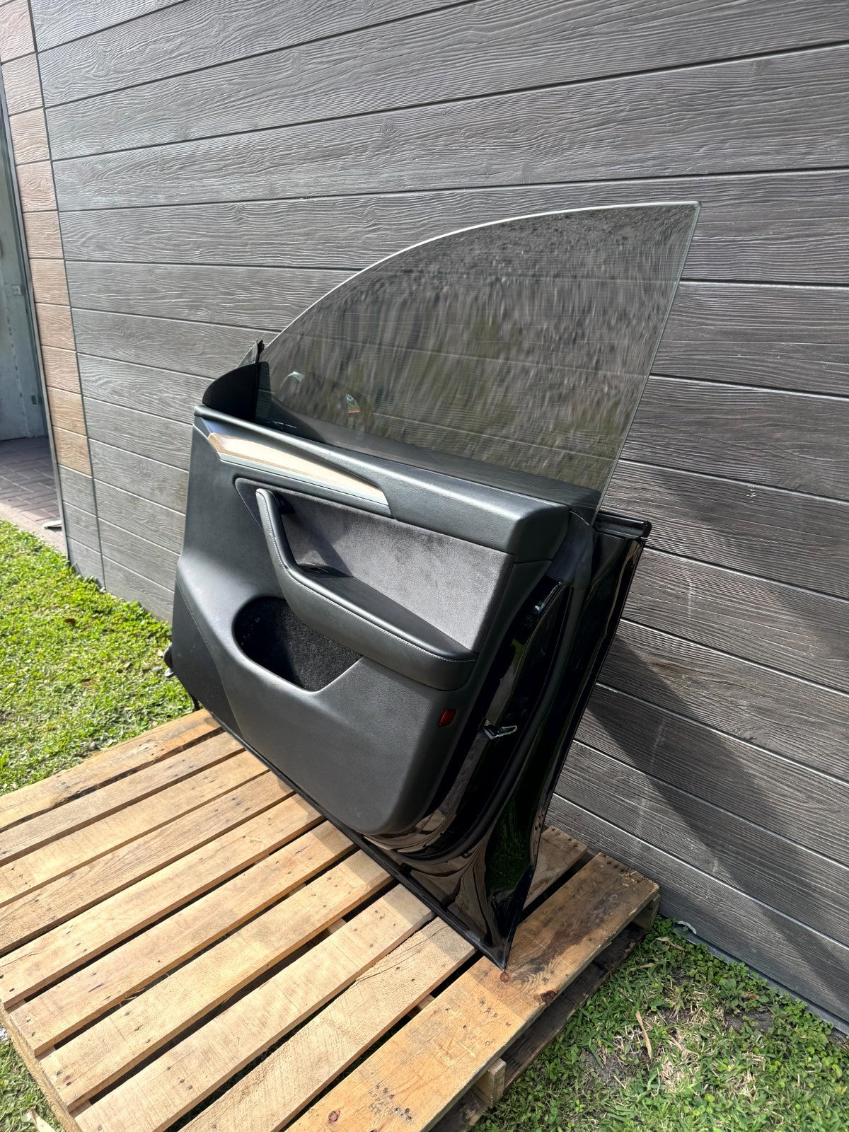 2020 - 2024 TESLA MODEL Y FRONT RIGHT SIDE DOOR SHELL ASSEMBLY OEM, 1501462-E0-A