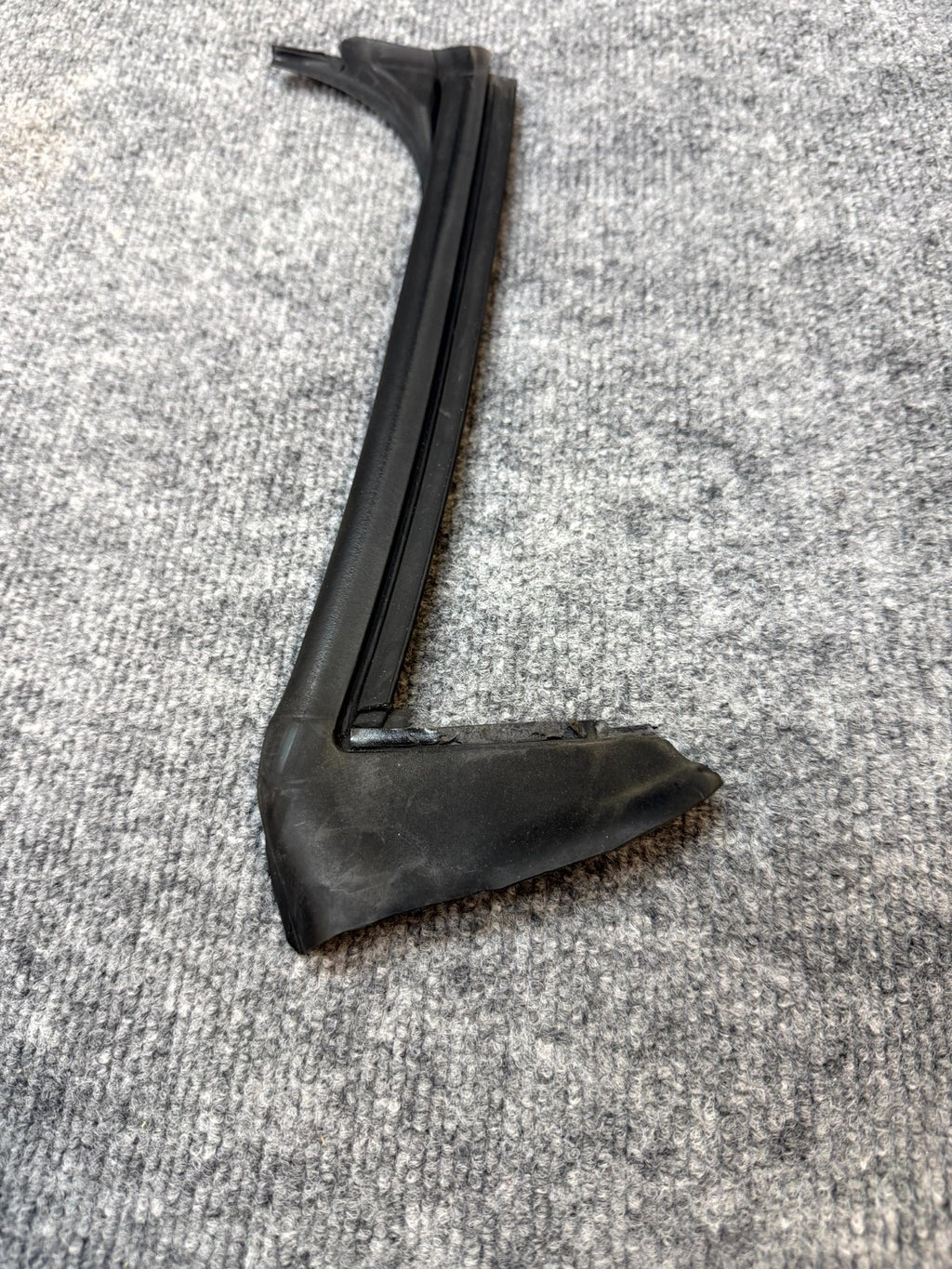 2020 - 2024 TESLA MODEL Y REAR LEFT SIDE DOOR SEAL WEATHERSTRIP OEM 1497715-00-D
