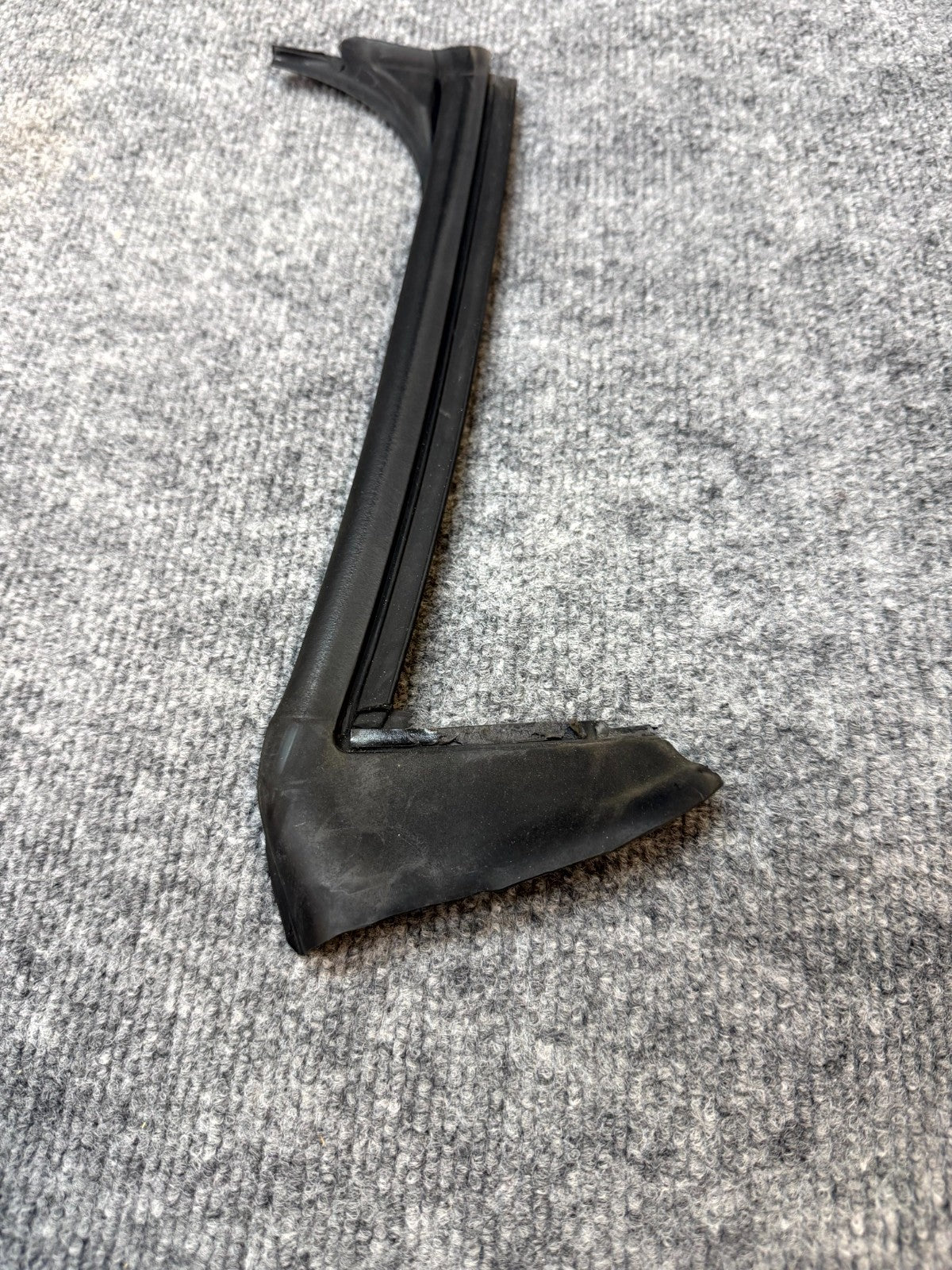 2020 - 2024 TESLA MODEL Y REAR LEFT SIDE DOOR SEAL WEATHERSTRIP OEM 1497715-00-D
