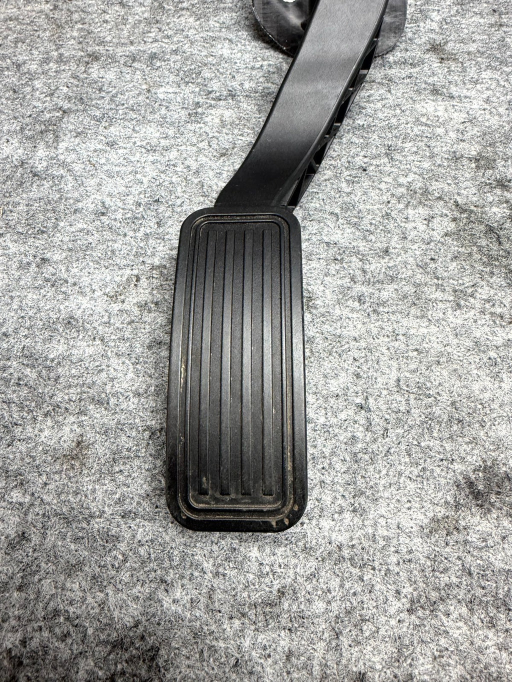 ♦️12-20 TESLA MODEL S LEFT SIDE ACCELERATOR GAS THROTTLE PEDAL OEM, 6PV933370-17