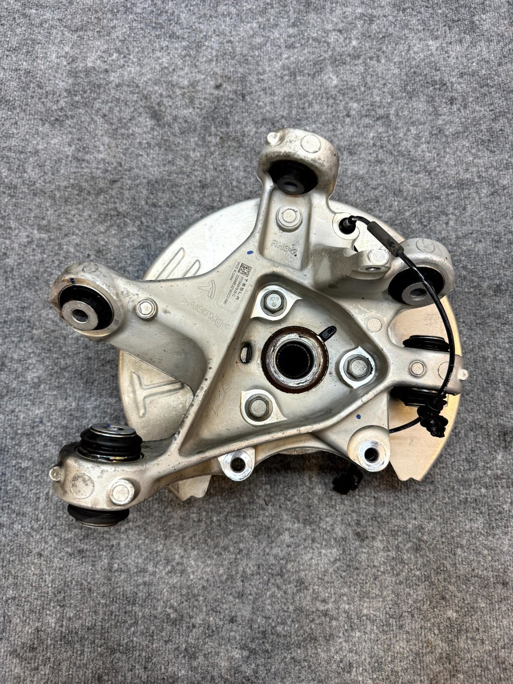 2017 - 2023 TESLA MODEL 3 REAR RIGHT SIDE SPINDLE KNUCKLE HUB OEM, 1044416-00-G