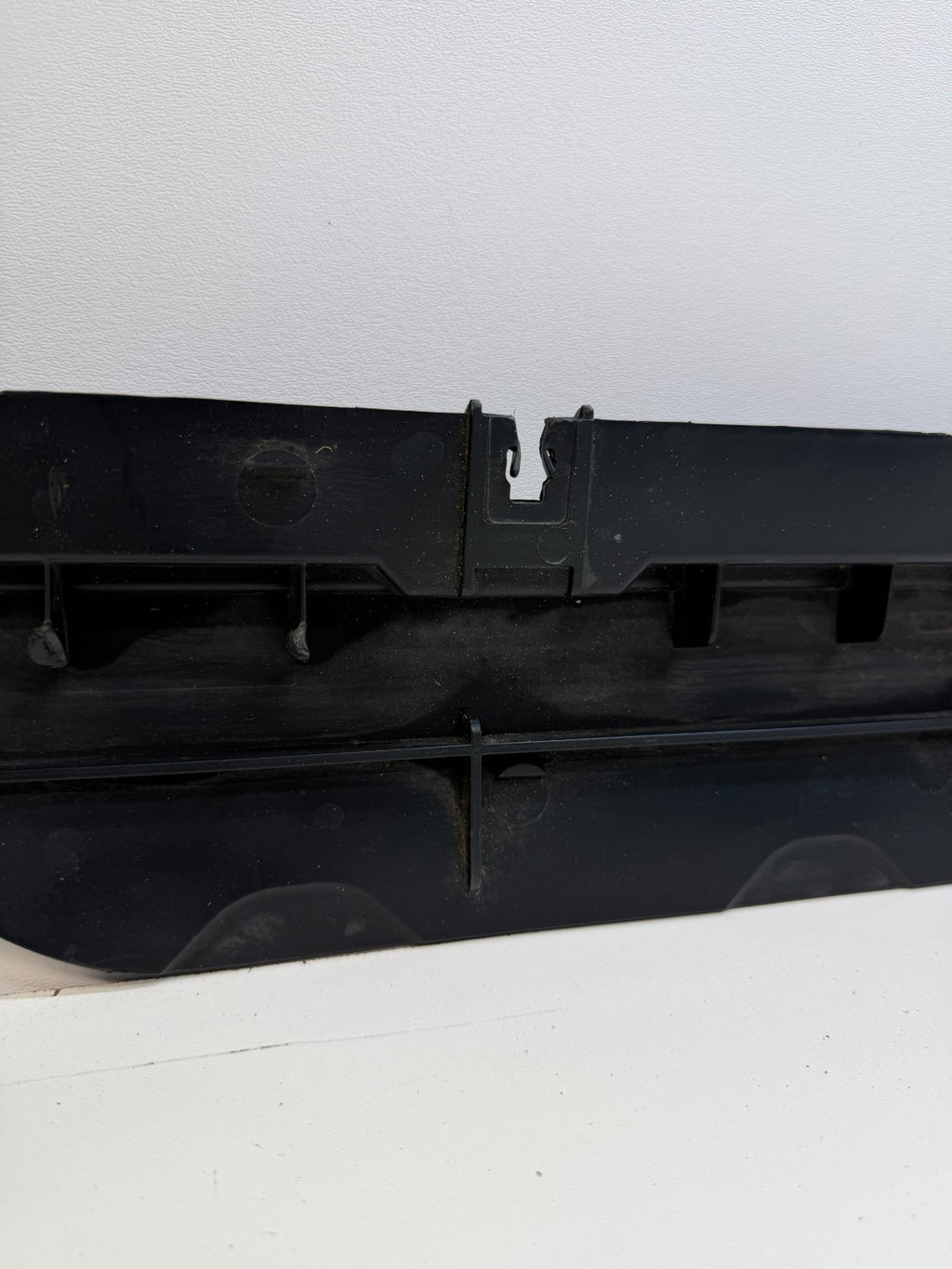 2020-24 TESLA MODEL Y RIGHT SIDE SKIRT ROCKER PANEL MOLDING CARRIER BRACKET