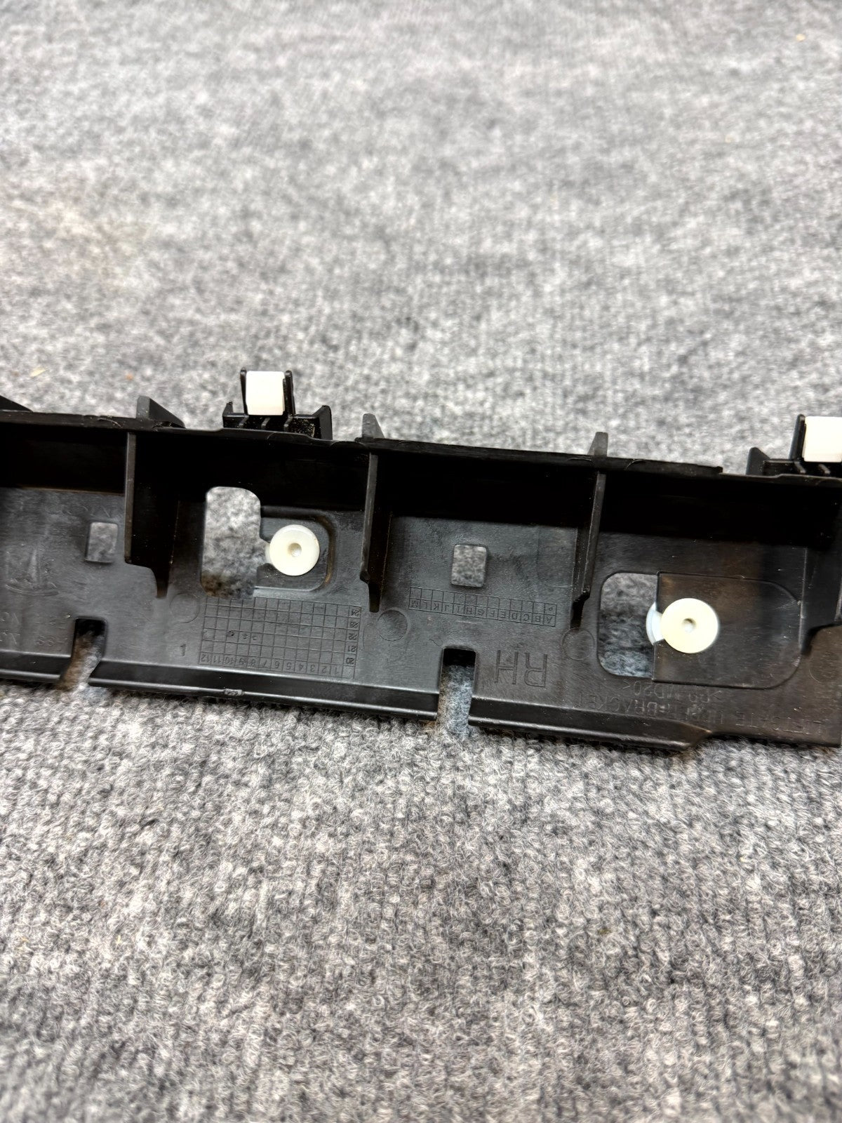 2020-2023 TESLA MODEL Y RIGHT LIFTGATE BRACKET TRIM ASSEMBLY OEM, 1628708-00-A