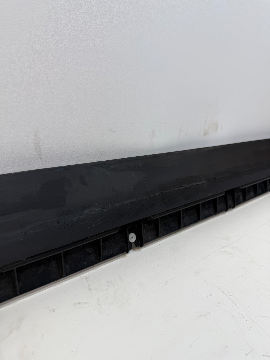 20-24 TESLA MODEL Y LEFT SIDE SKIRT ROCKER PANEL MOLDING CARRIER BRACKET