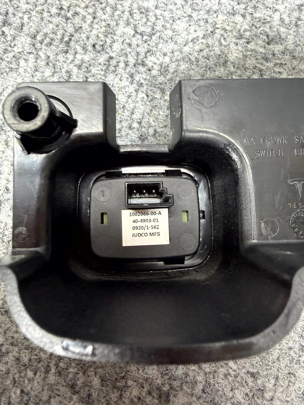 ♦️2016 - 2020 TESLA MODEL X FRONT FRUNK OPENONG SWITCH OEM, 1062771-00-A