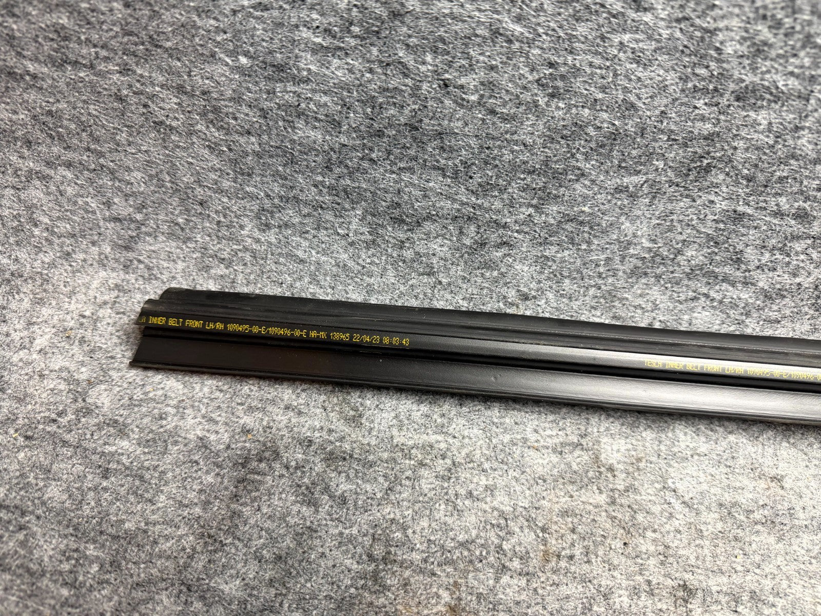♦️2017-2023 TESLA MODEL 3 FRONT RIGHT DOOR INNER WEATHERSTRIP OEM, 1090495-00-E
