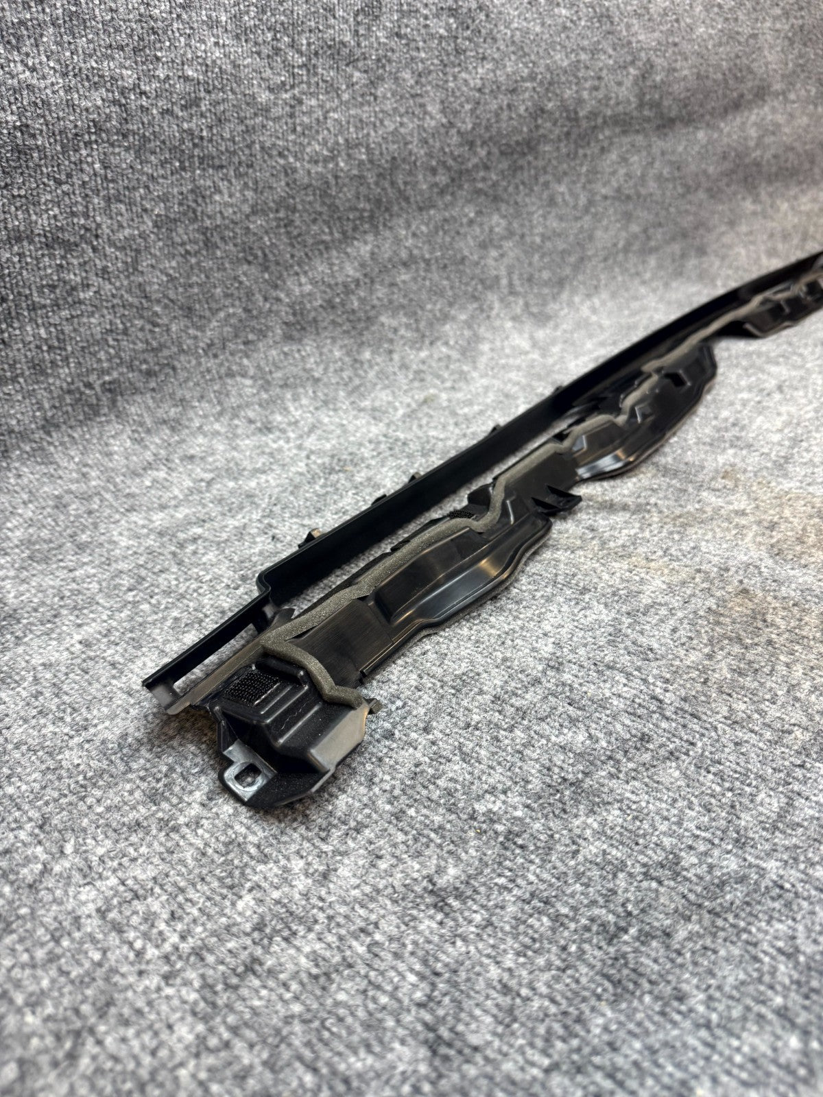 20-24 TESLA MODEL Y DASH INSTRUMENT PANEL BLOW FINISHER BRACKET OEM 1624716-00-A