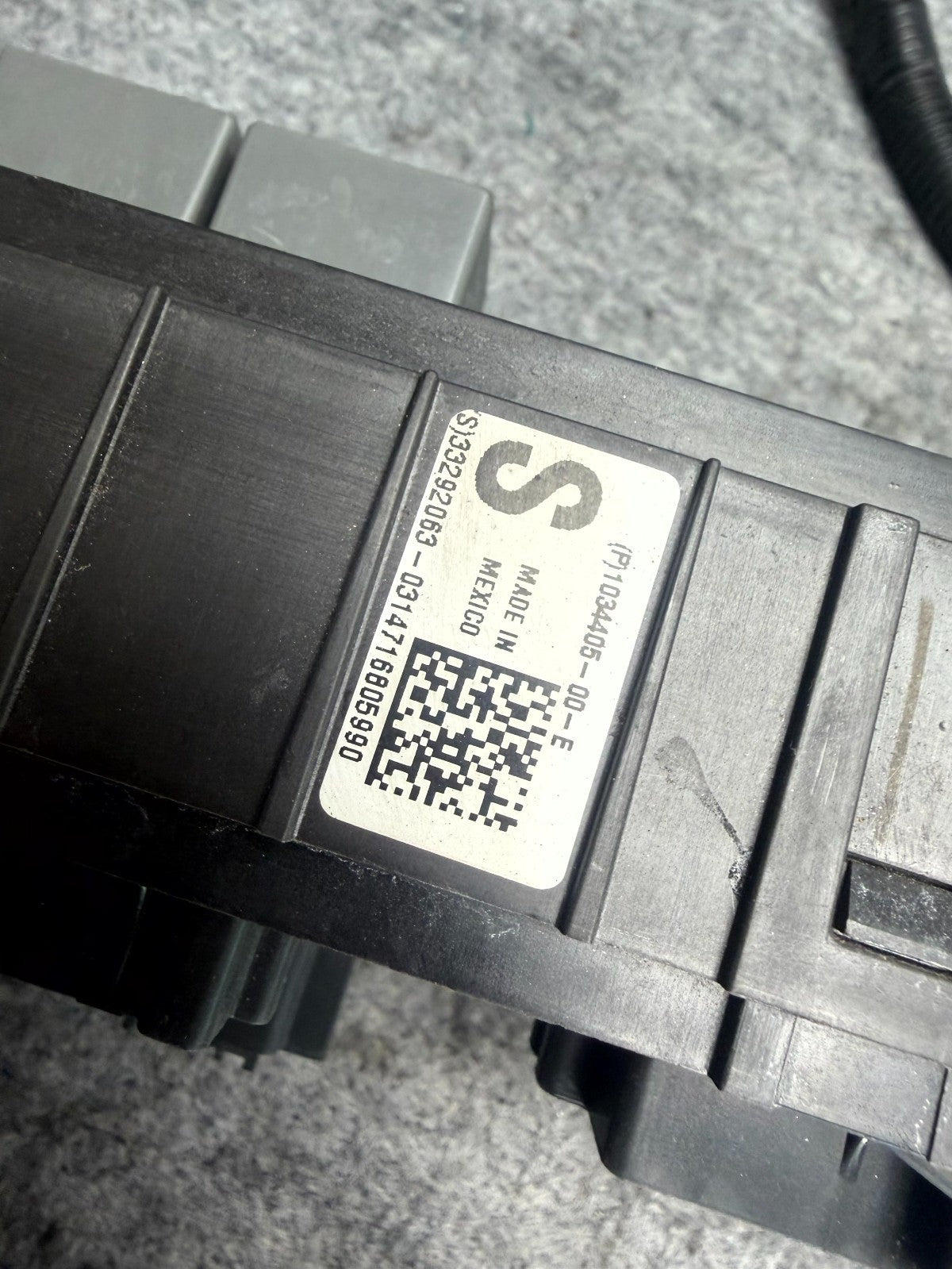 ♦️12-20 TESLA MODEL S FRONT FUSE BOX RELAY JUNCTION BOX OEM, 1034405-00-E