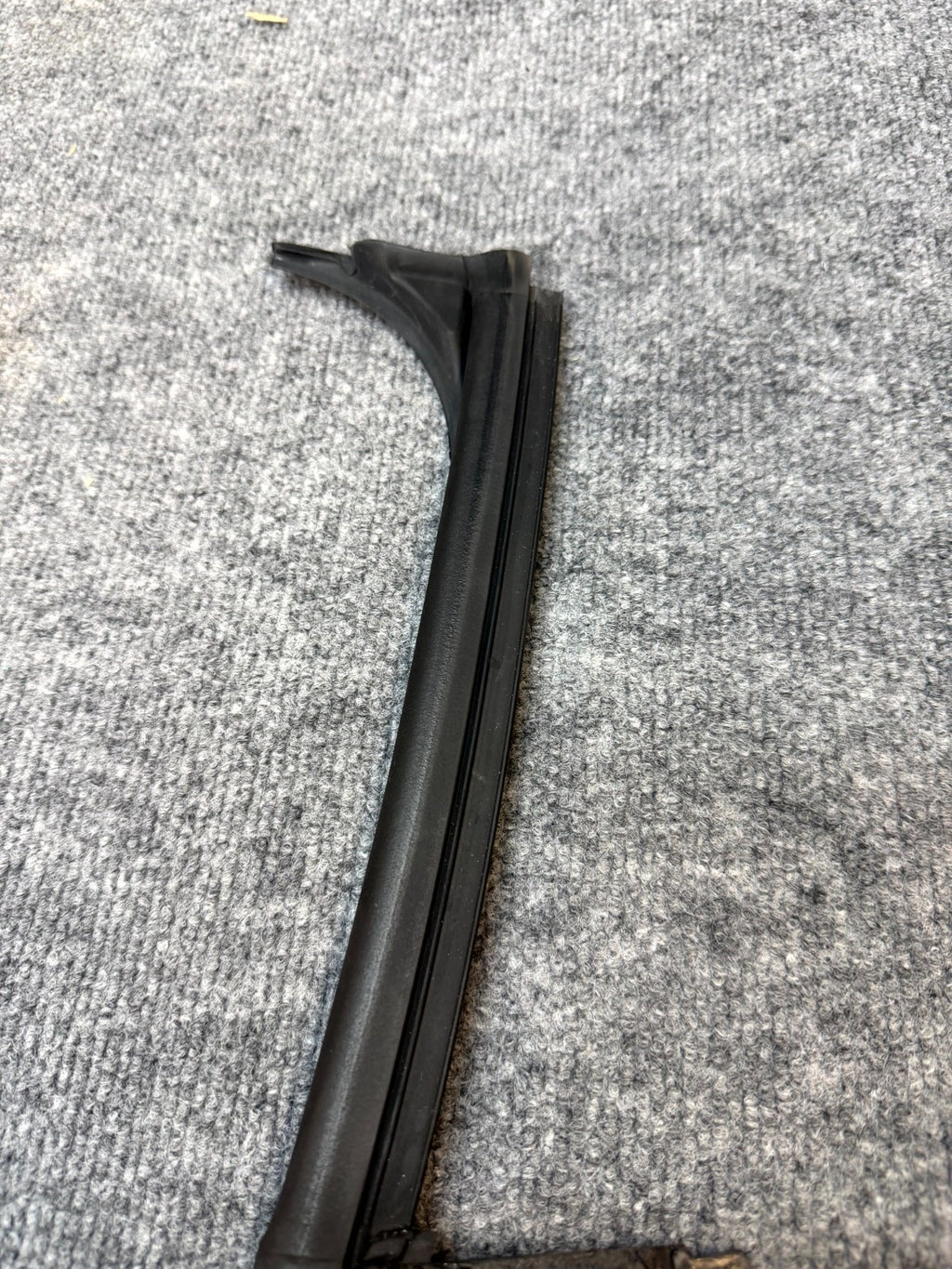 2020 - 2024 TESLA MODEL Y REAR LEFT SIDE DOOR SEAL WEATHERSTRIP OEM 1497715-00-D
