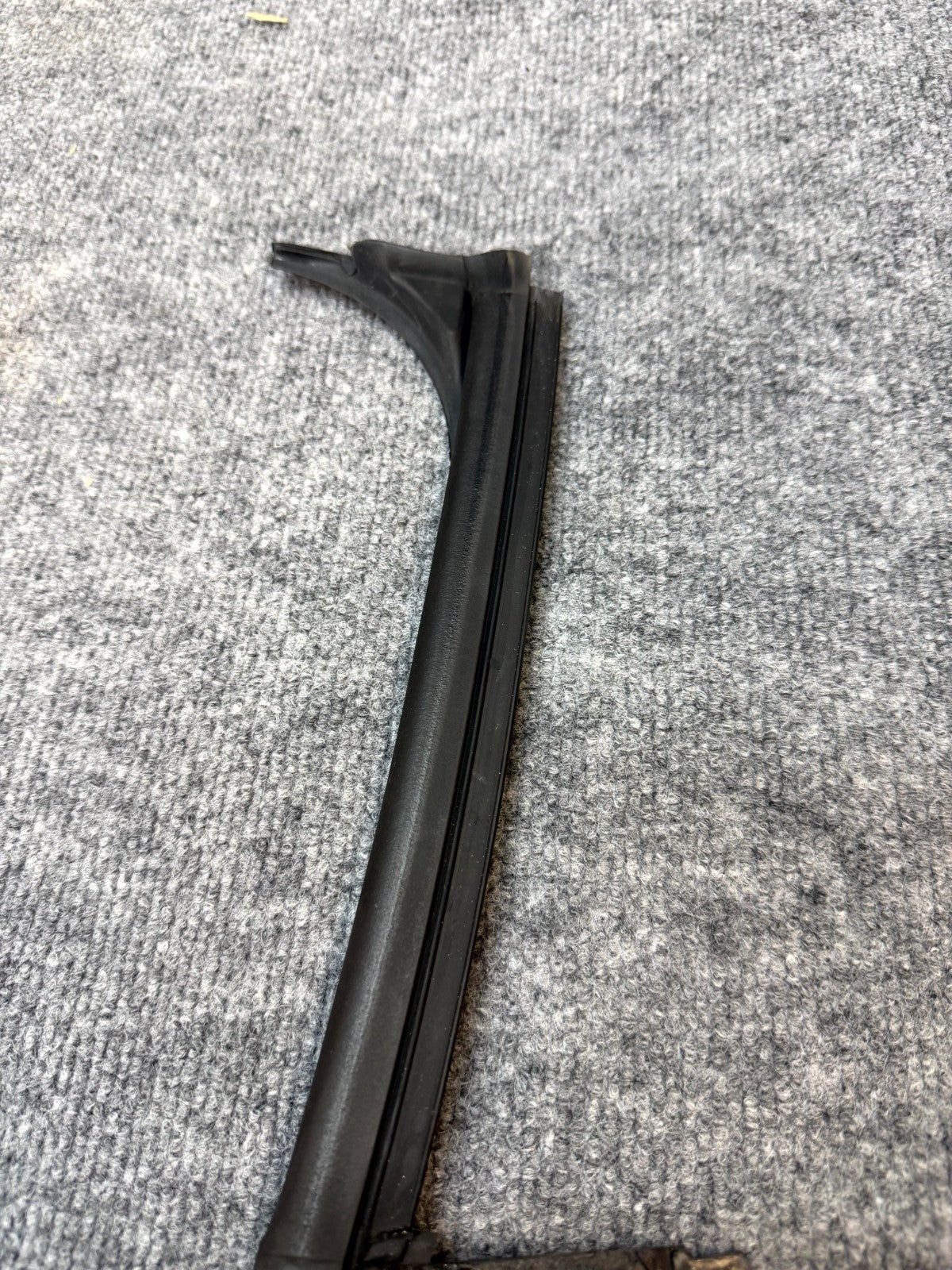 2020 - 2024 TESLA MODEL Y REAR LEFT SIDE DOOR SEAL WEATHERSTRIP OEM 1497715-00-D