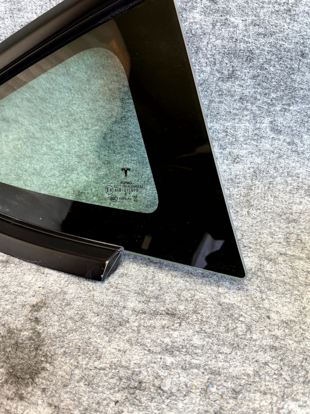 ♦️17-23 TESLA MODEL 3 REAR RIGHT QUARTER WINDOW GLASS W/ MOLDING OEM, 43R-011570