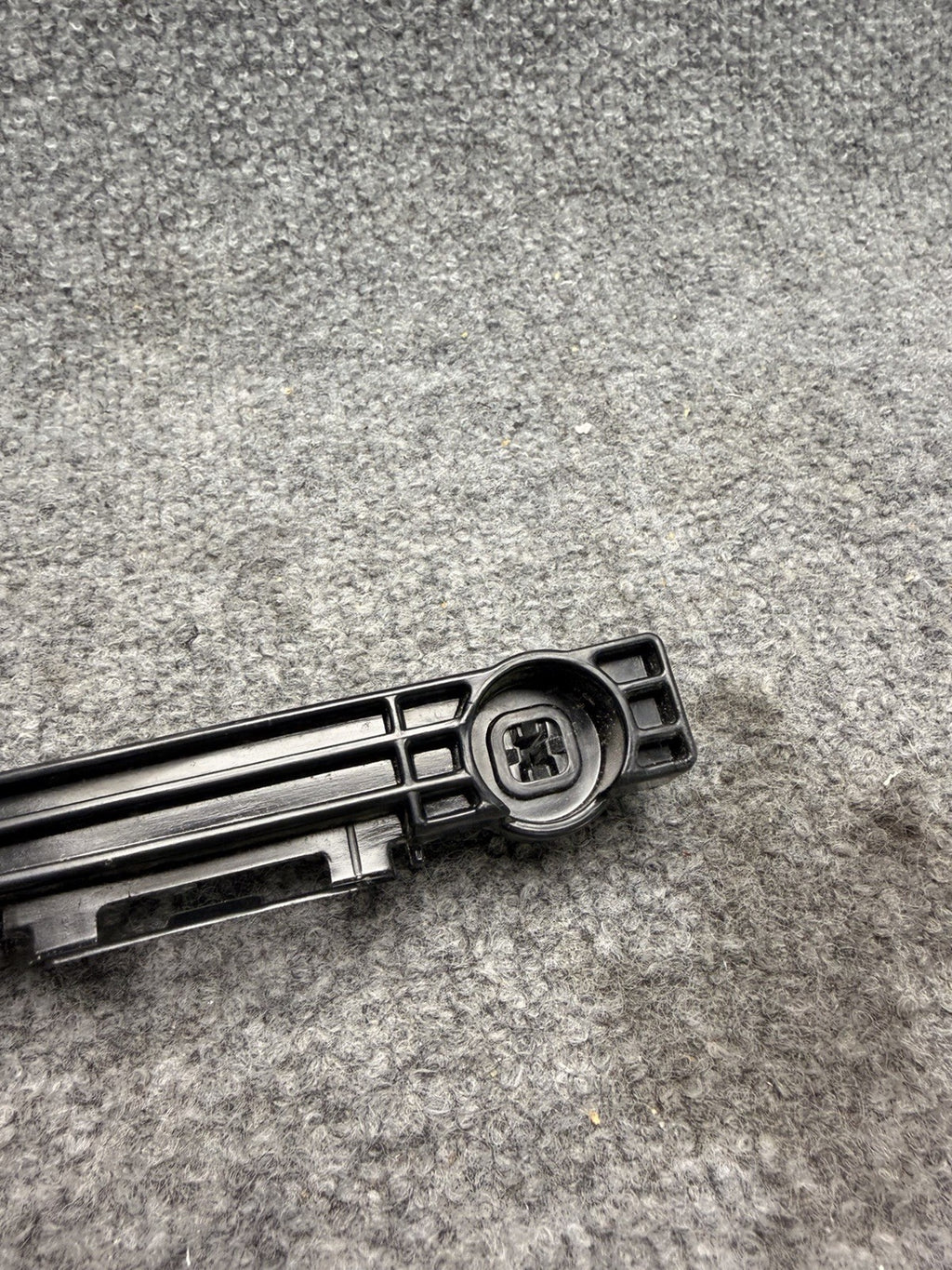 2012-2020 TESLA MODEL S RIGHT SIDE SKIRT ROCKER MOLDING FRONT BRACKET OEM