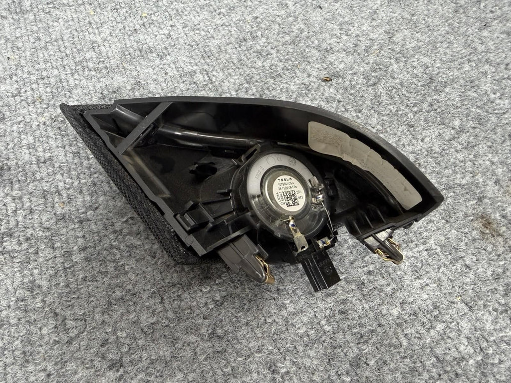 ♦️2017-2023 TESLA MODEL 3 FRONT RIGHT SIDE DOOR CORNER TWEETER TRIM OEM, 1784662