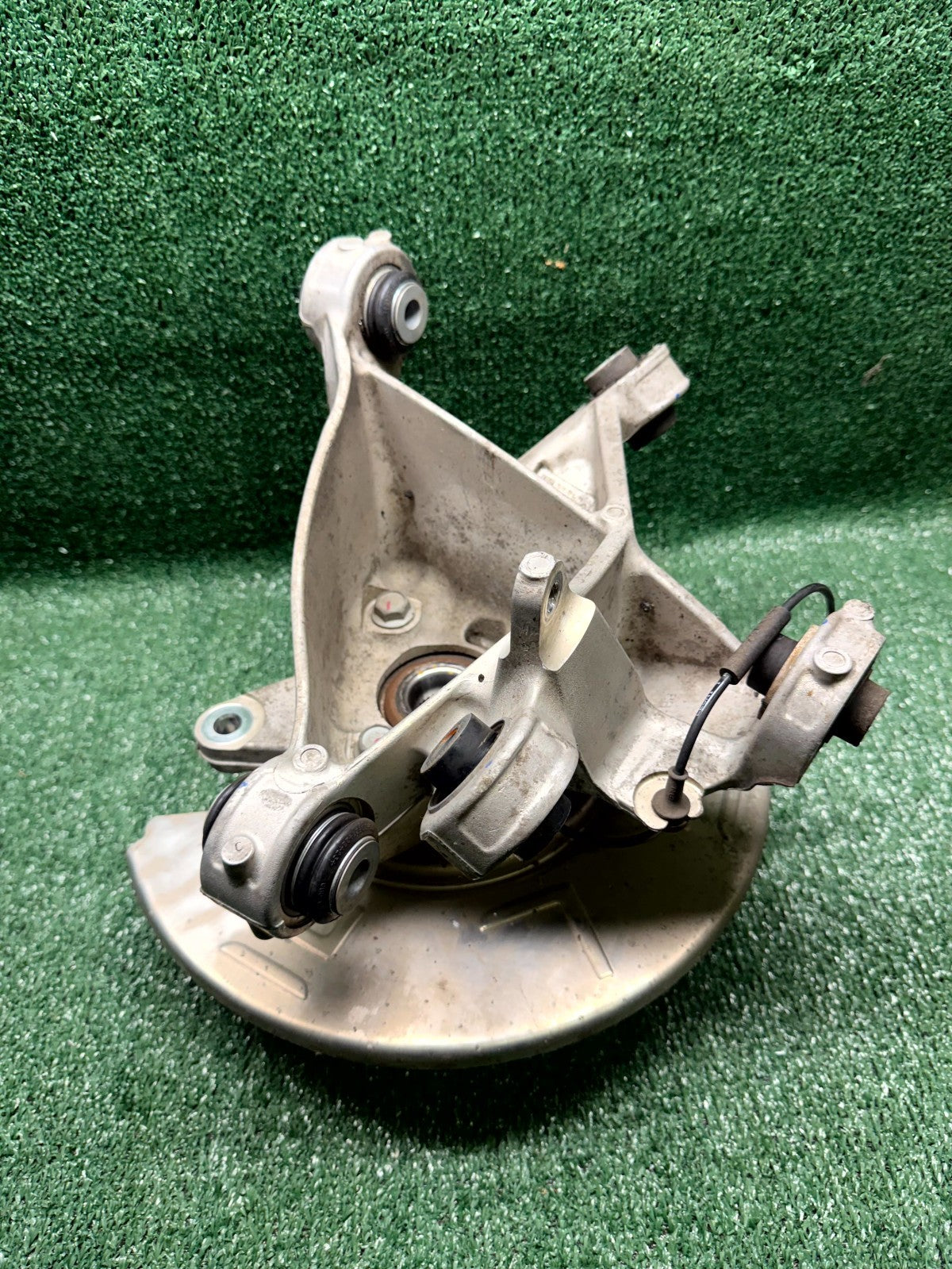 ♦️2020-2024 TESLA MODEL Y REAR RIGHT SIDE KNUCKLE SPINDLE HUB OEM, 1188416-00-F