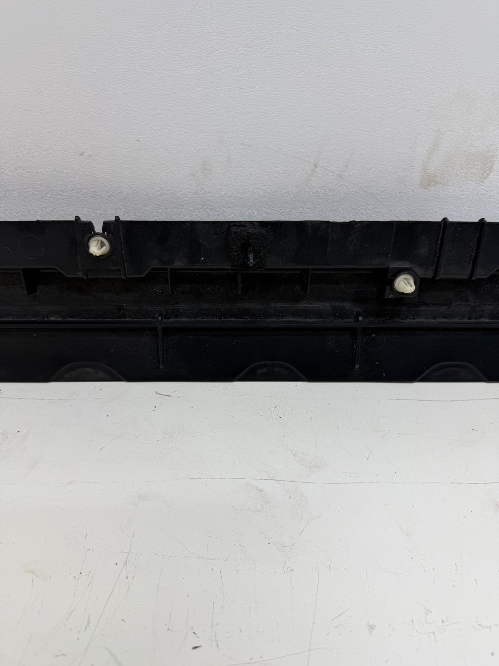 20-24 TESLA MODEL Y LEFT SIDE SKIRT ROCKER PANEL MOLDING CARRIER BRACKET