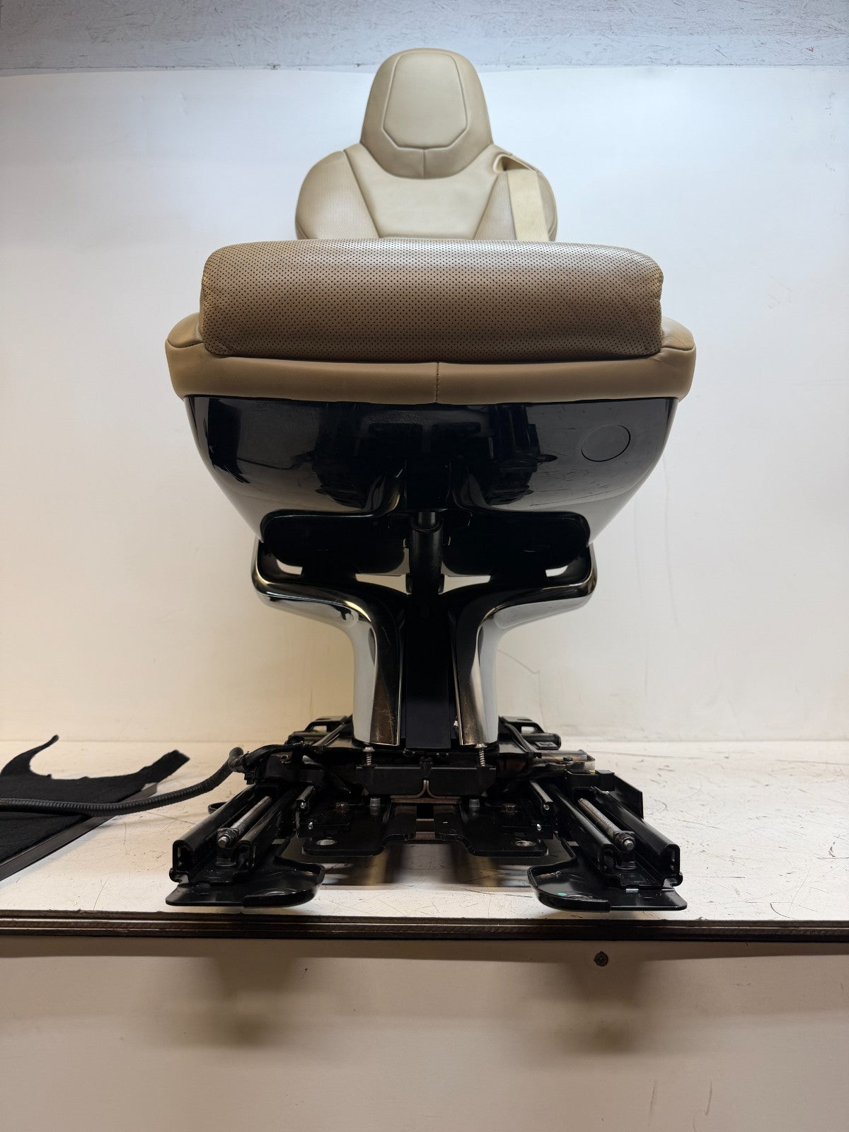 2016-2020 Tesla Model X Rear 2nd Row Middle Seat Assembly Complete 1059717-00-B