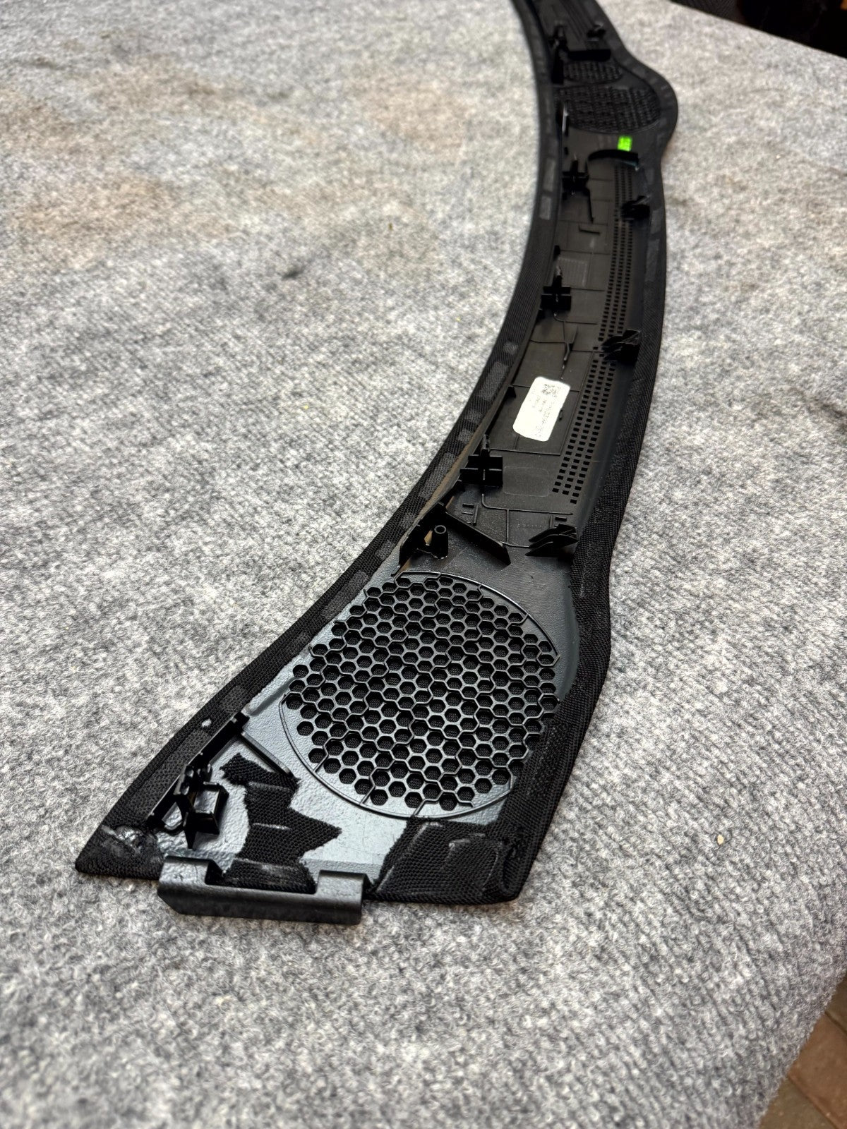 20-24 TESLA MODEL Y UPPER DASH INSTRUMENT DEFROSTER GRILLE PANEL OEM, 108339000I