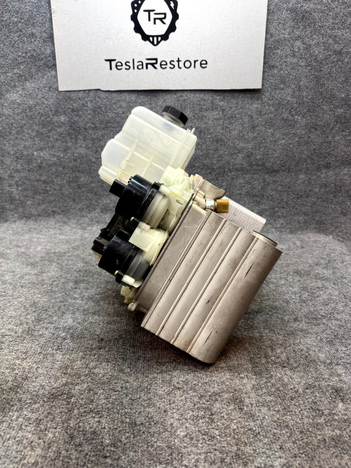 2017 – 2023 TESLA MODEL 3 SUPERMANIFOLD COOLANT RESERVOIR OEM, 1523007-00-E
