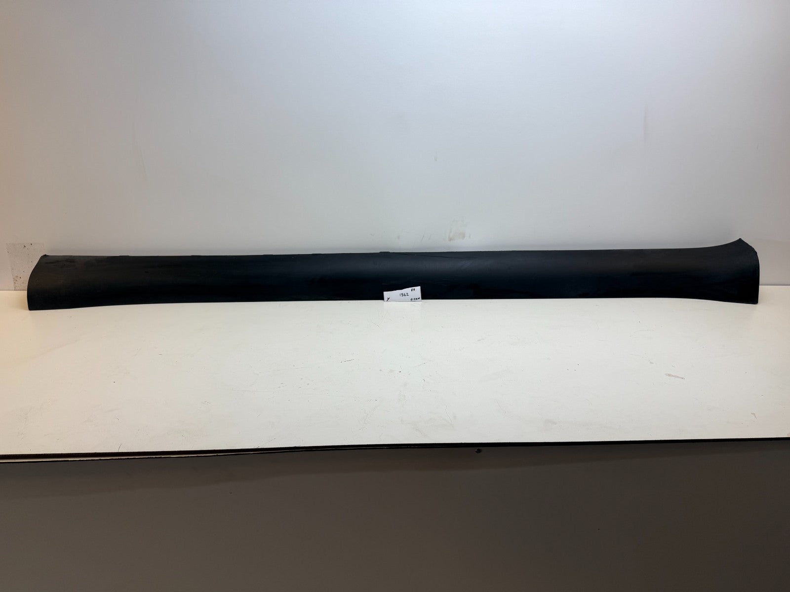 2020-24 TESLA MODEL Y RIGHT SIDE ROCKER MOLDING COVER PANEL 1497744-00-B