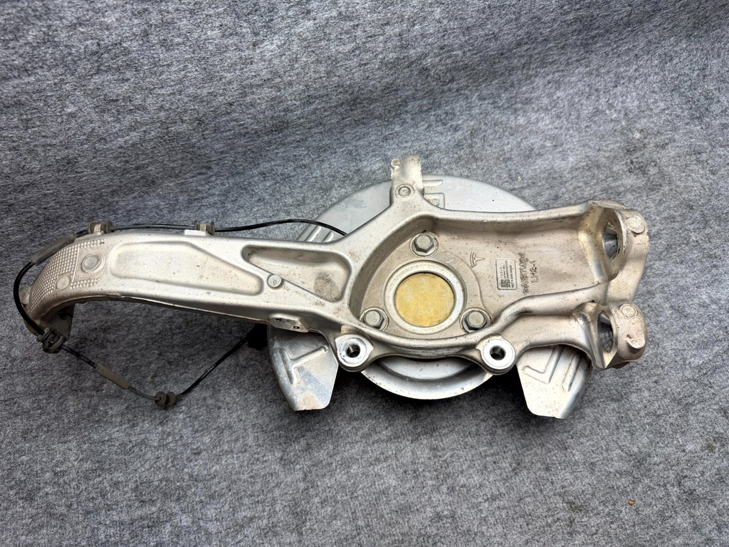 ♦️17-23 TESLA MODEL 3 FRONT LEFT SIDE SPINDLE KNUCKLE WHEEL HUB OEM, 104431100E