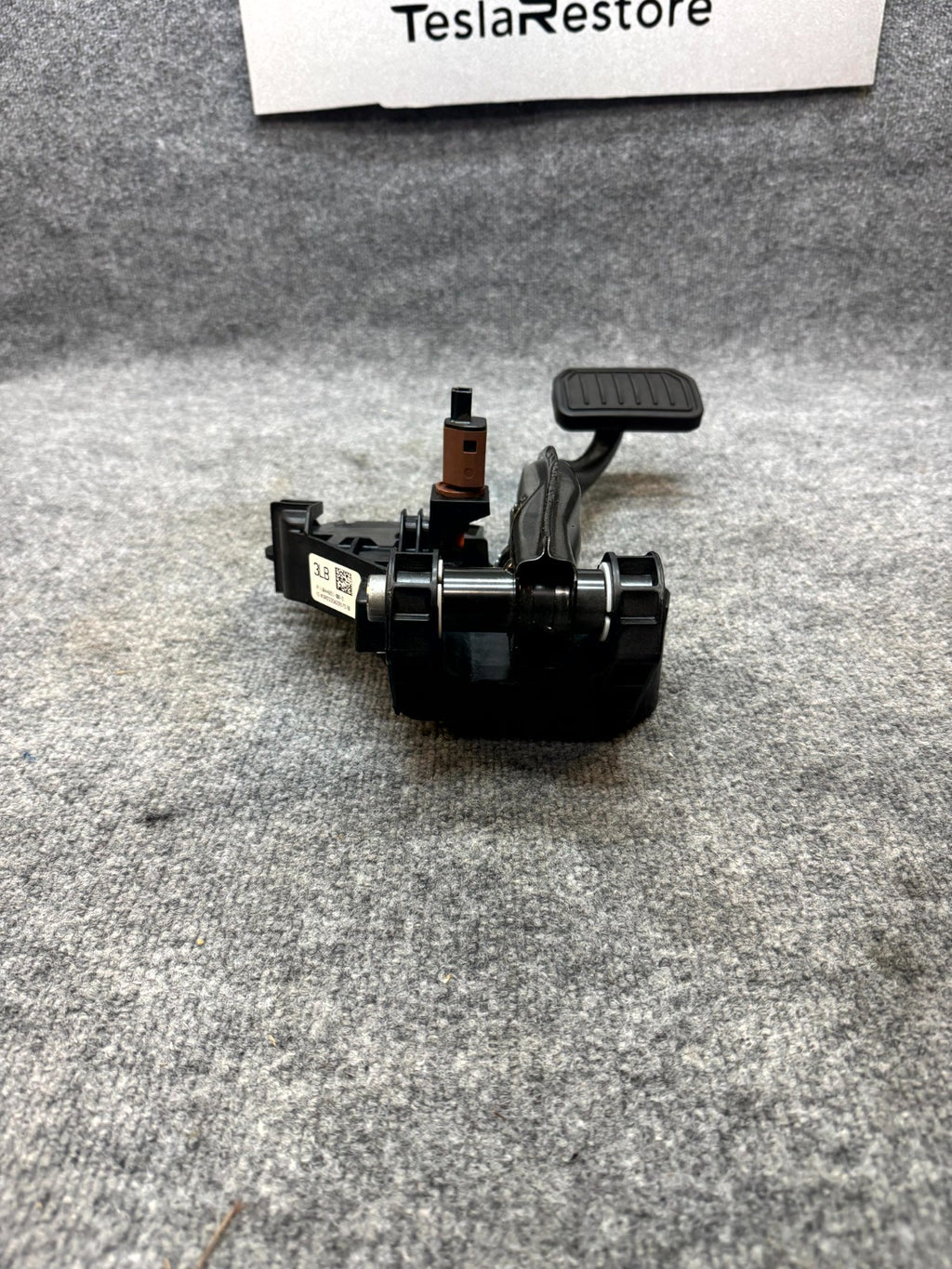 2017 - 2023 TESLA MODEL 3 ACCELERATOR & BRAKE PEDAL ASSEMBLY OEM, 1044691-00-D
