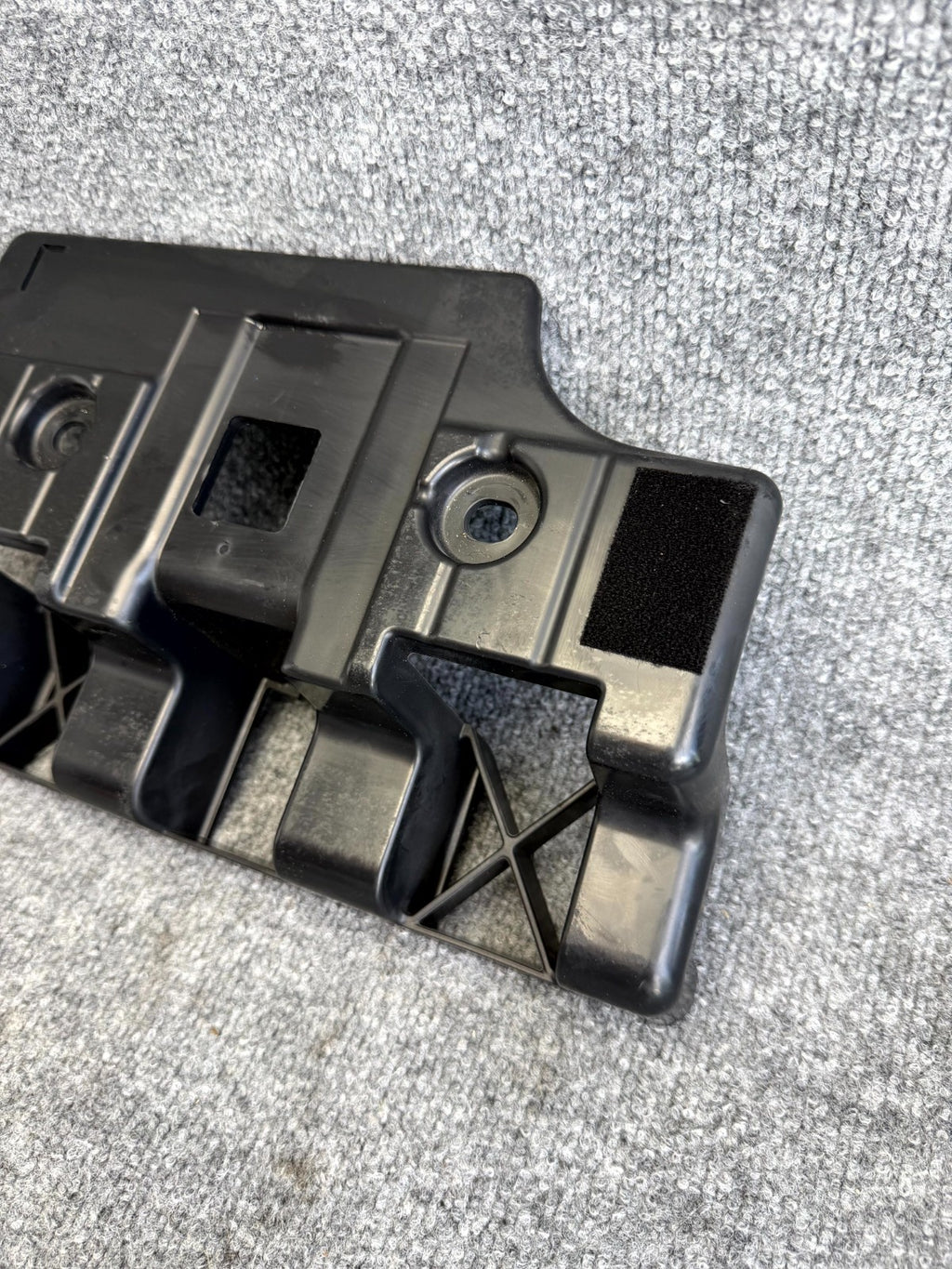 2017–2023 TESLA MODEL 3 REAR LEFT TRUNK LUGGAGE FLOOR BRACKET OEM, 1089615-00-D