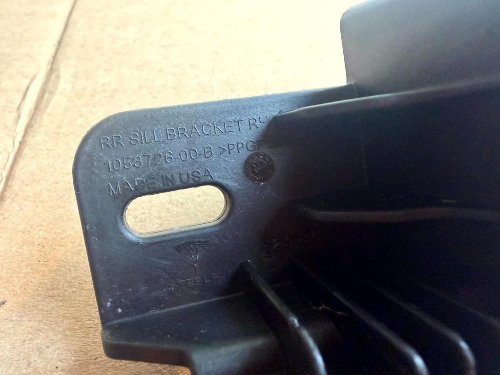 ♦️16-23 TESLA MODEL X REAR RIGHT DOOR LATCH LOWER COVER BRACKET OEM 1053726-00-B