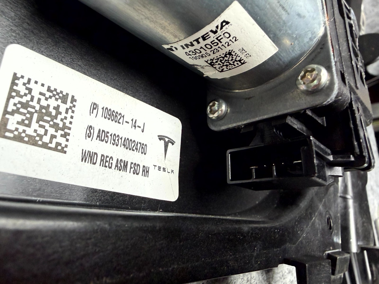 ♦️2017-2023 TESLA MODEL 3 FRONT RIGHT SIDE DOOR WINDOW REGULATOR OEM, 109662114J