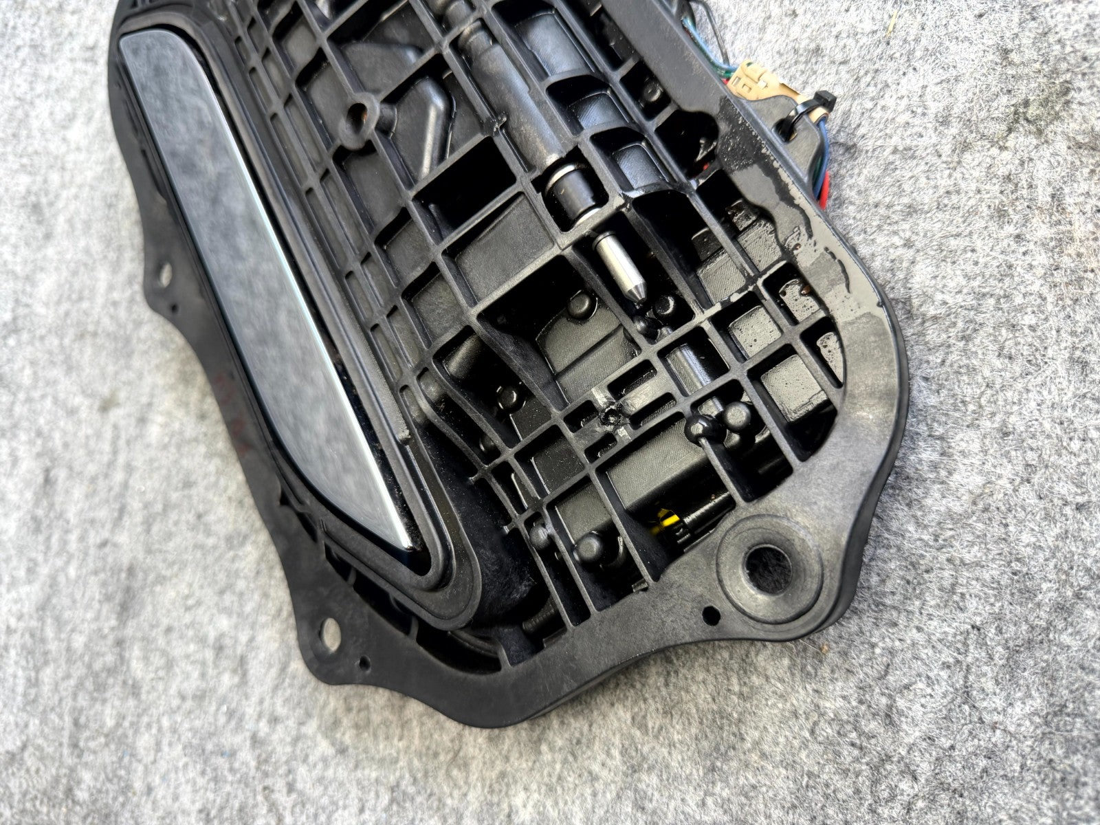 ♦️12-16 TESLA MODEL S FRONT LEFT SIDE EXTERIOR DOOR HANDLE OEM,  1082981-00-C