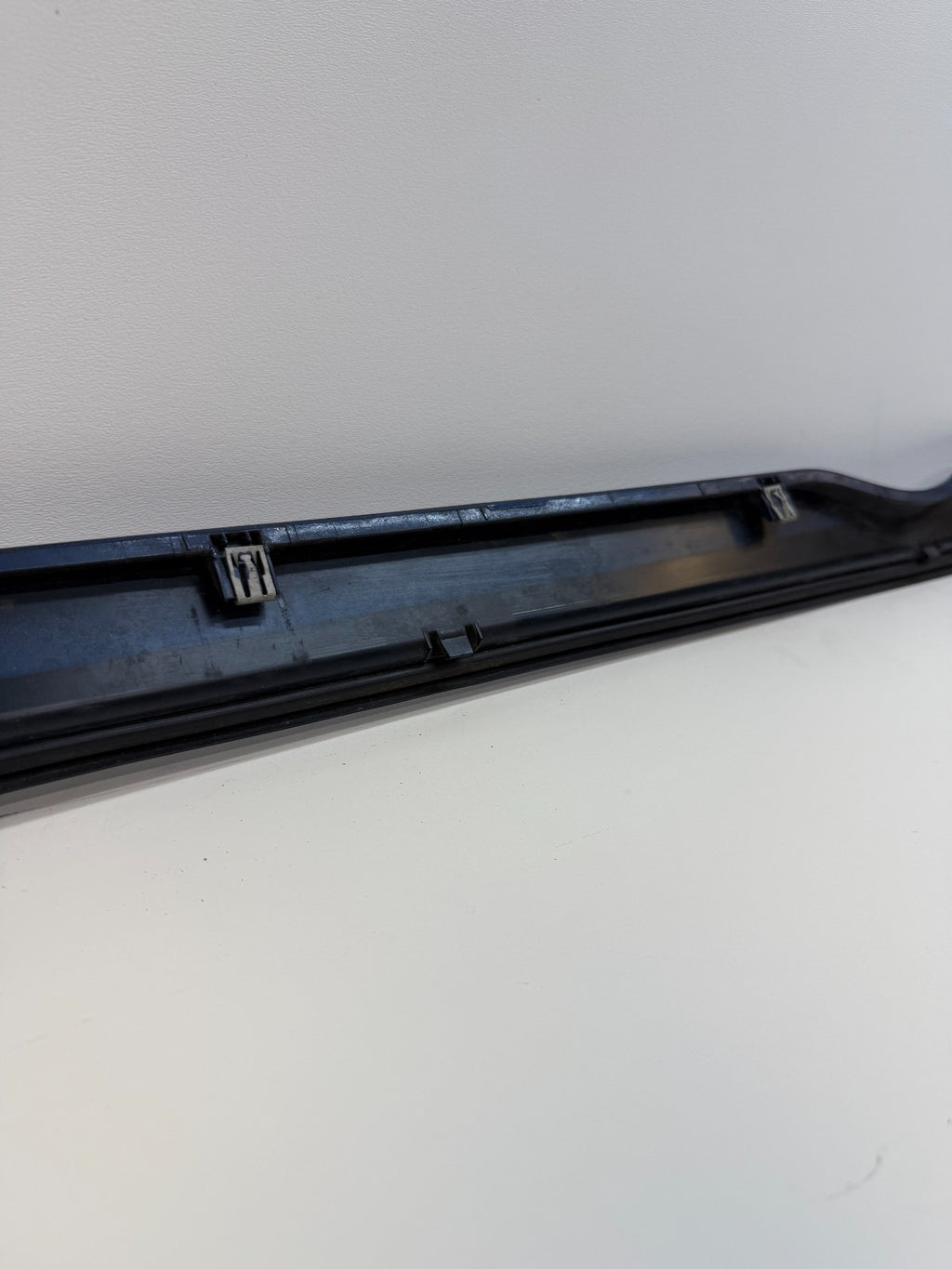 2012-25 Model S Passenger Rocker Skirt Molding Scuff Panel Right RH 1012217-00-F