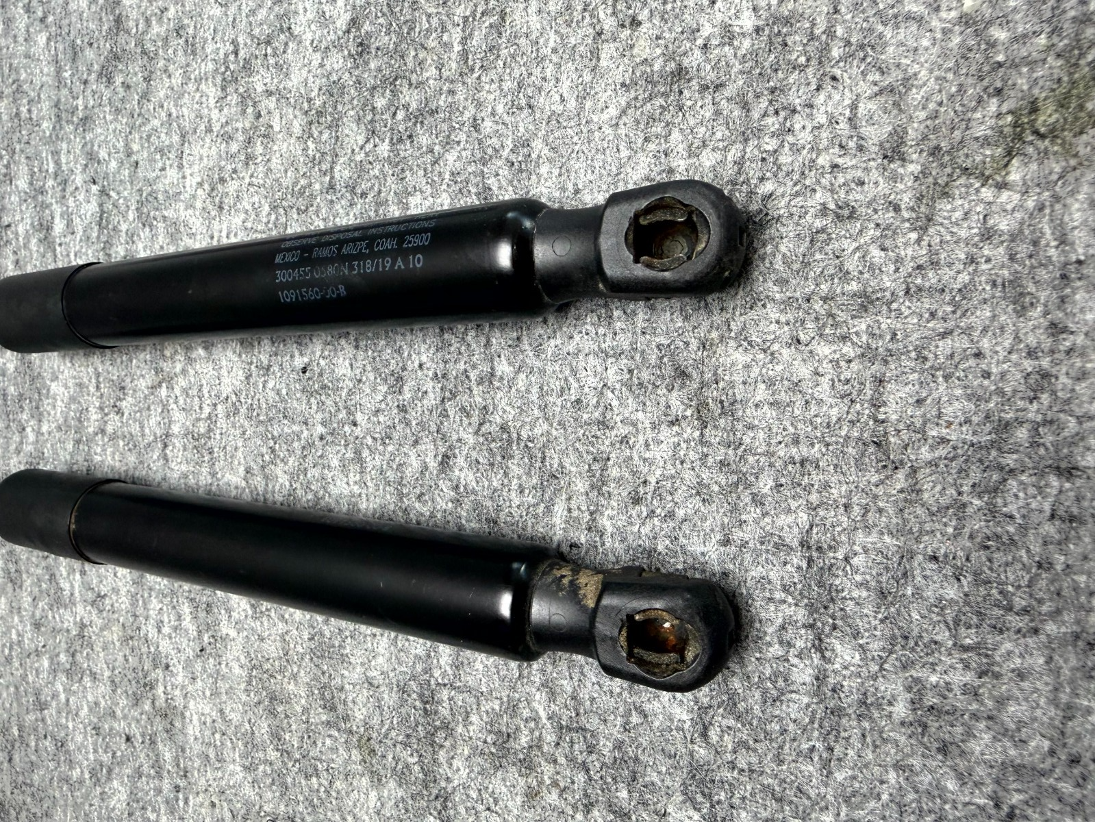 ♦️2017–2023 TESLA MODEL 3 REAR LEFT & RIGHT TRUNK SHOCK STRUT OEM, 1091560-00-B
