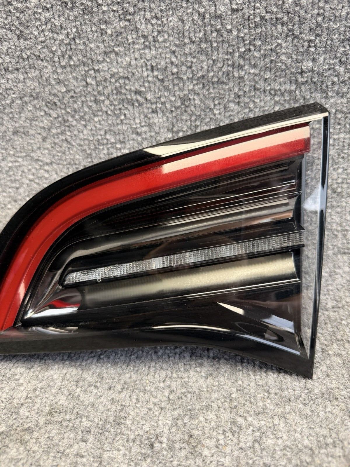 17 - 23 TESLA MODEL 3 Y REAR RIGHT  TAILLIGHT LAMP OEM, 1502089-00-B 4 Pin