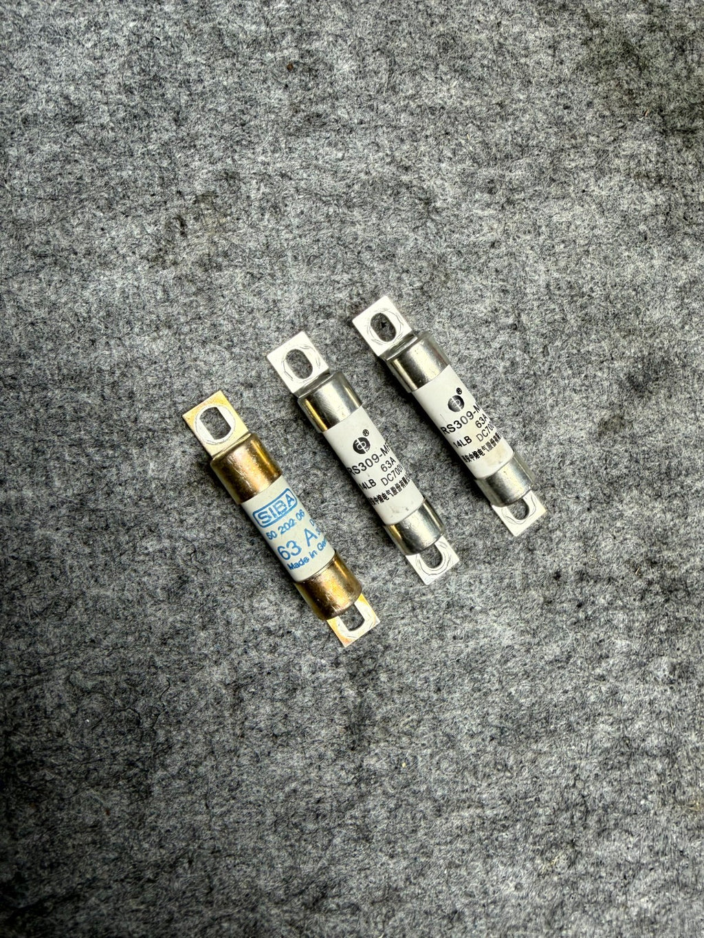 ♦️17-23 TESLA MODEL 3 82 KW 63A 700VDC HV BATTERY FUSE SET OF 3 OEM 1611034-00-A