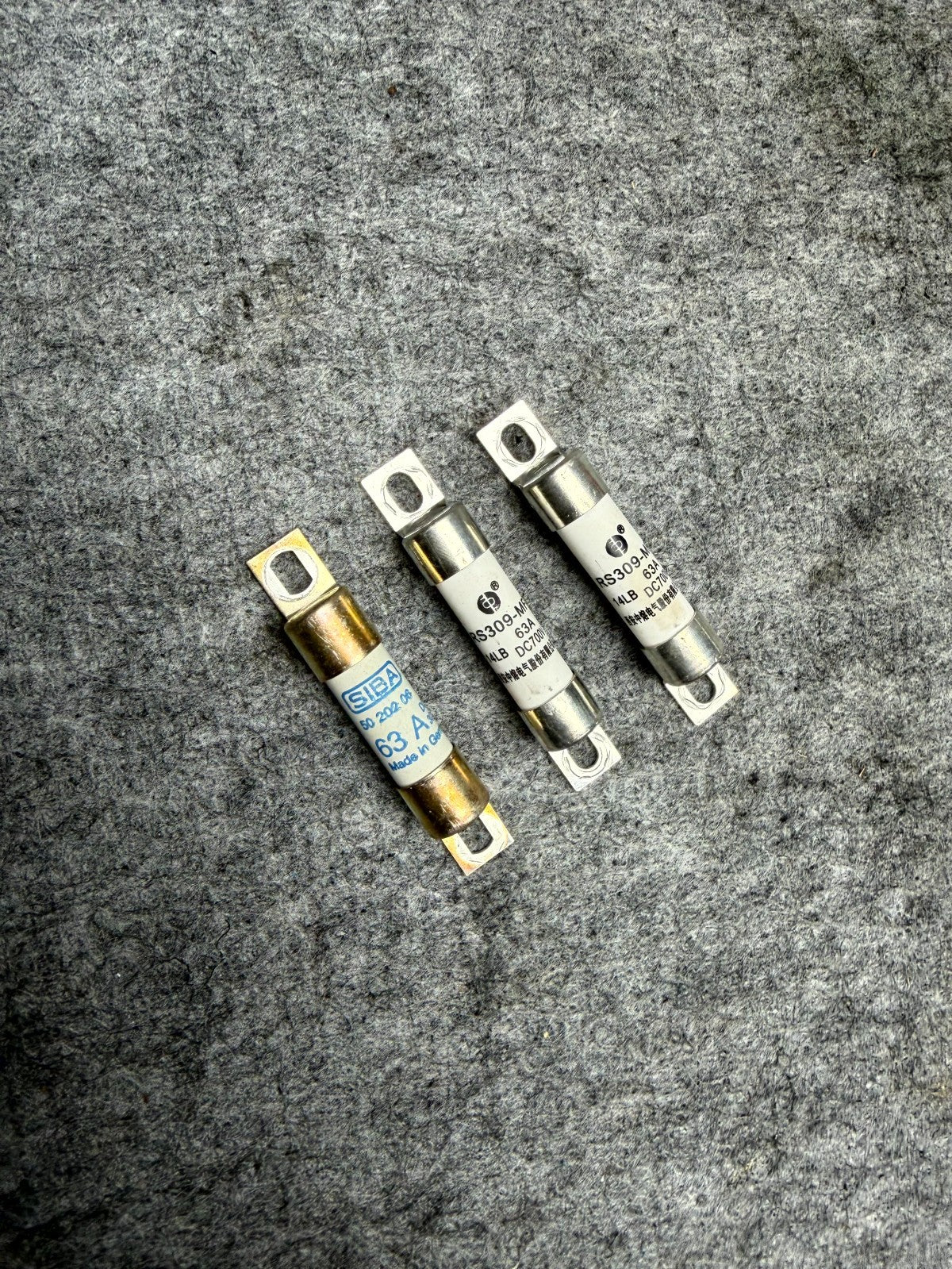 ♦️17-23 TESLA MODEL 3 82 KW 63A 700VDC HV BATTERY FUSE SET OF 3 OEM 1611034-00-A
