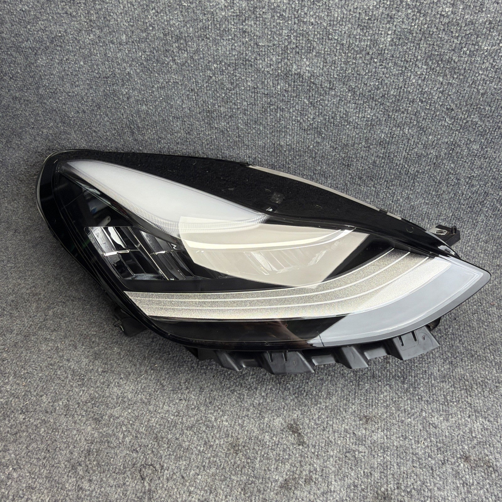 10-22 Tesla Model 3-Y Headlamp Assembly Up-Level Right Hand 2085750-00-A OEM