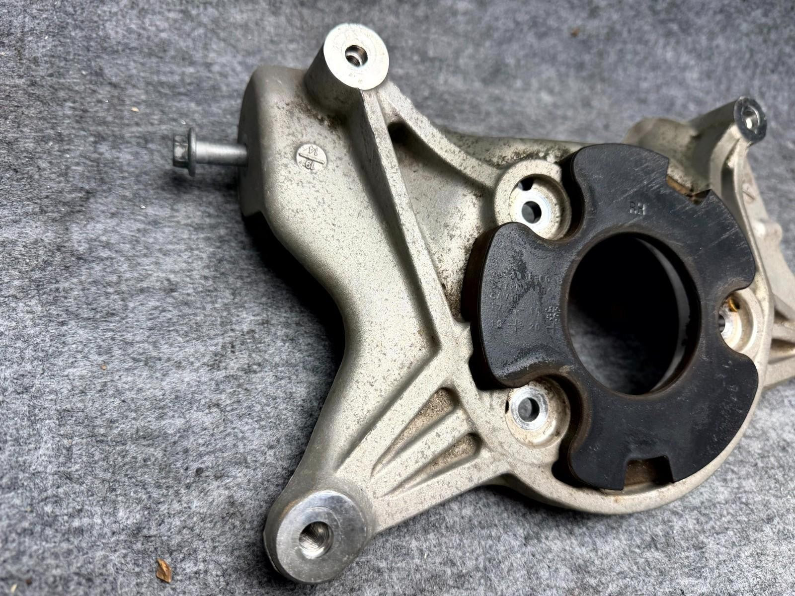 ♦️17 - 23 TESLA MODEL 3 FRONT RIGHT UPPER STRUT MOUNT BRACKET OEM, 1044037-00-C