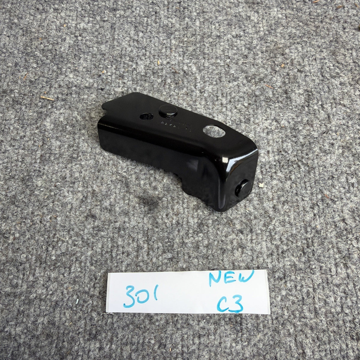 NEW! Tesla Model Y Front Right Fender Bracket 1487440-00-A