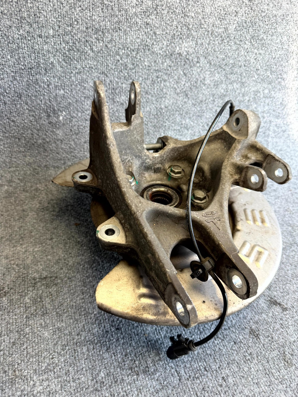 12–16 TESLA MODEL S REAR LEFT SPINDLE KNUCKLE HUB W/ DUST SHIELD OEM, 600643200A