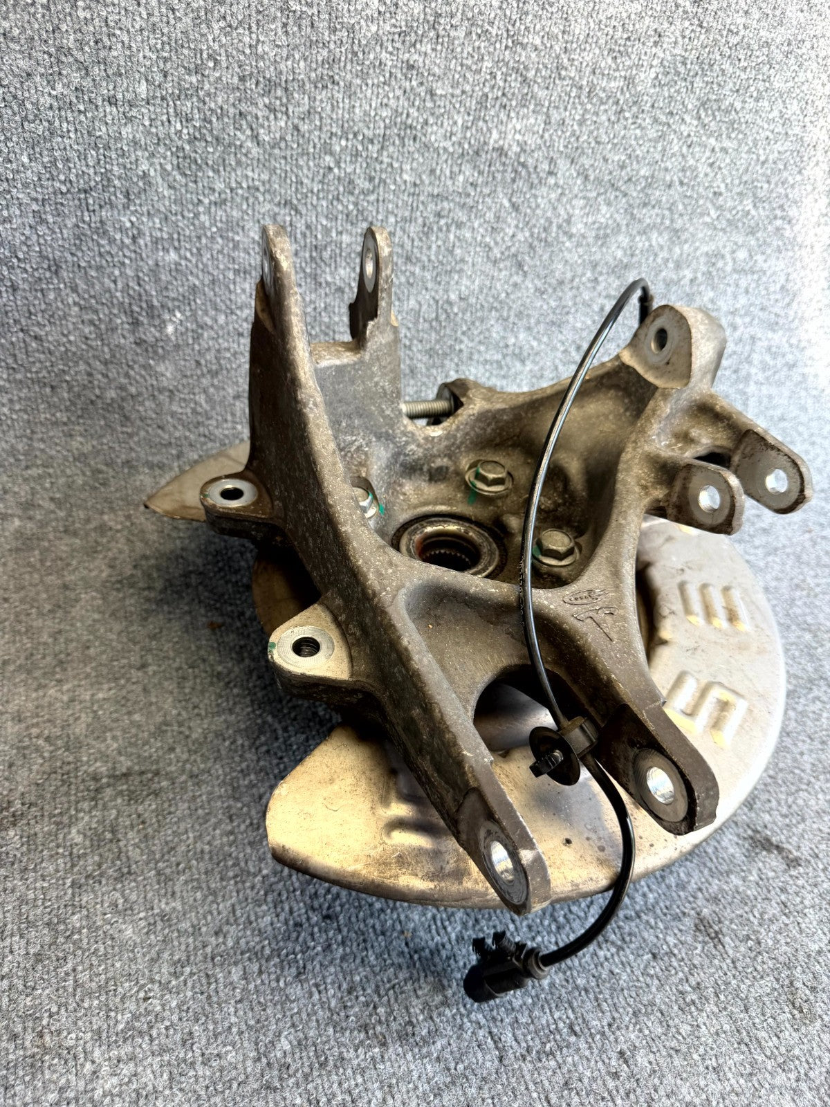 12–16 TESLA MODEL S REAR LEFT SPINDLE KNUCKLE HUB W/ DUST SHIELD OEM, 600643200A