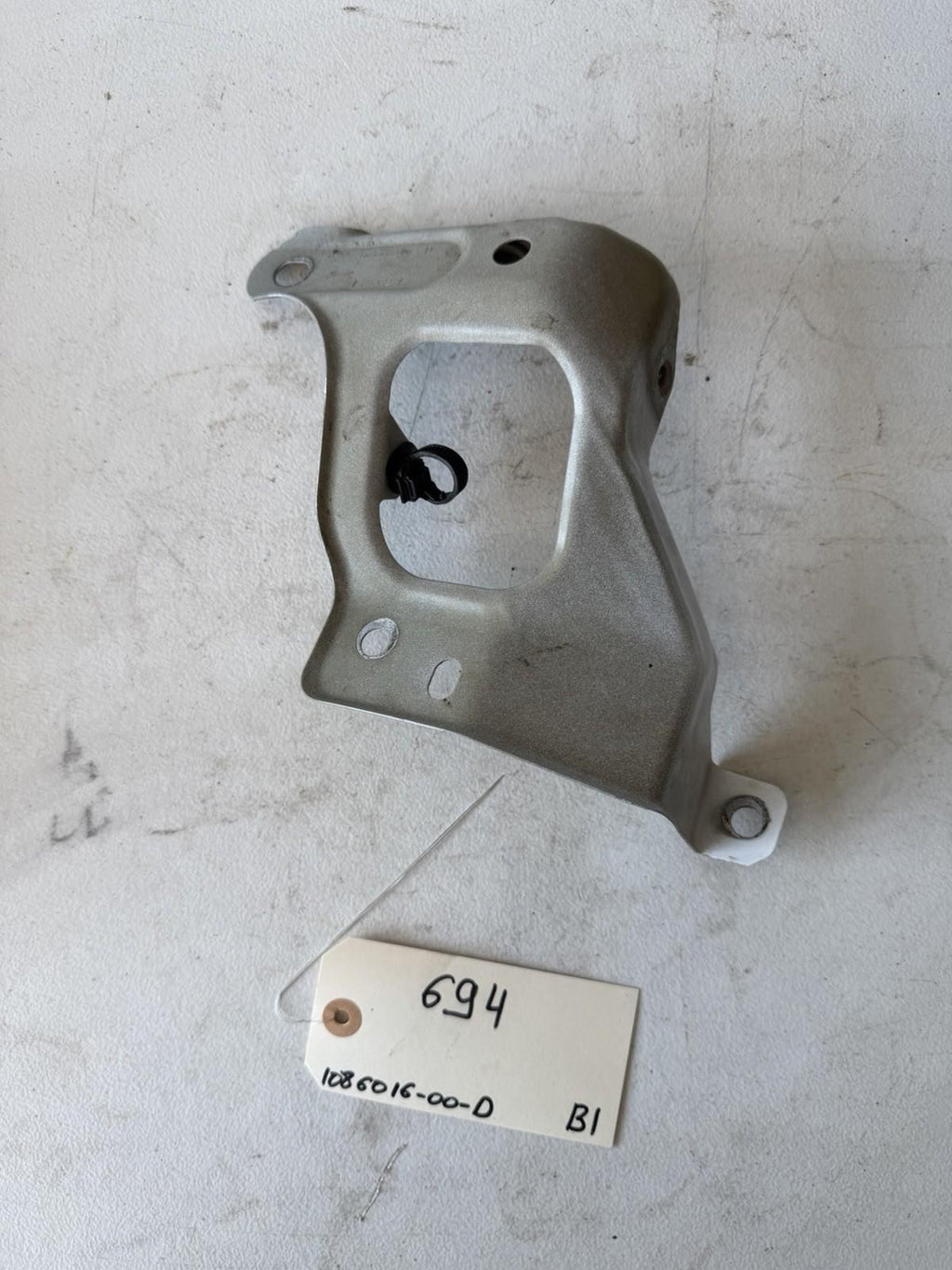 ♦️17-23 TESLA MODEL 3 UPPER RIGHT SIDE FENDER SUPPORT BRACKET OEM, 1086016-00-D