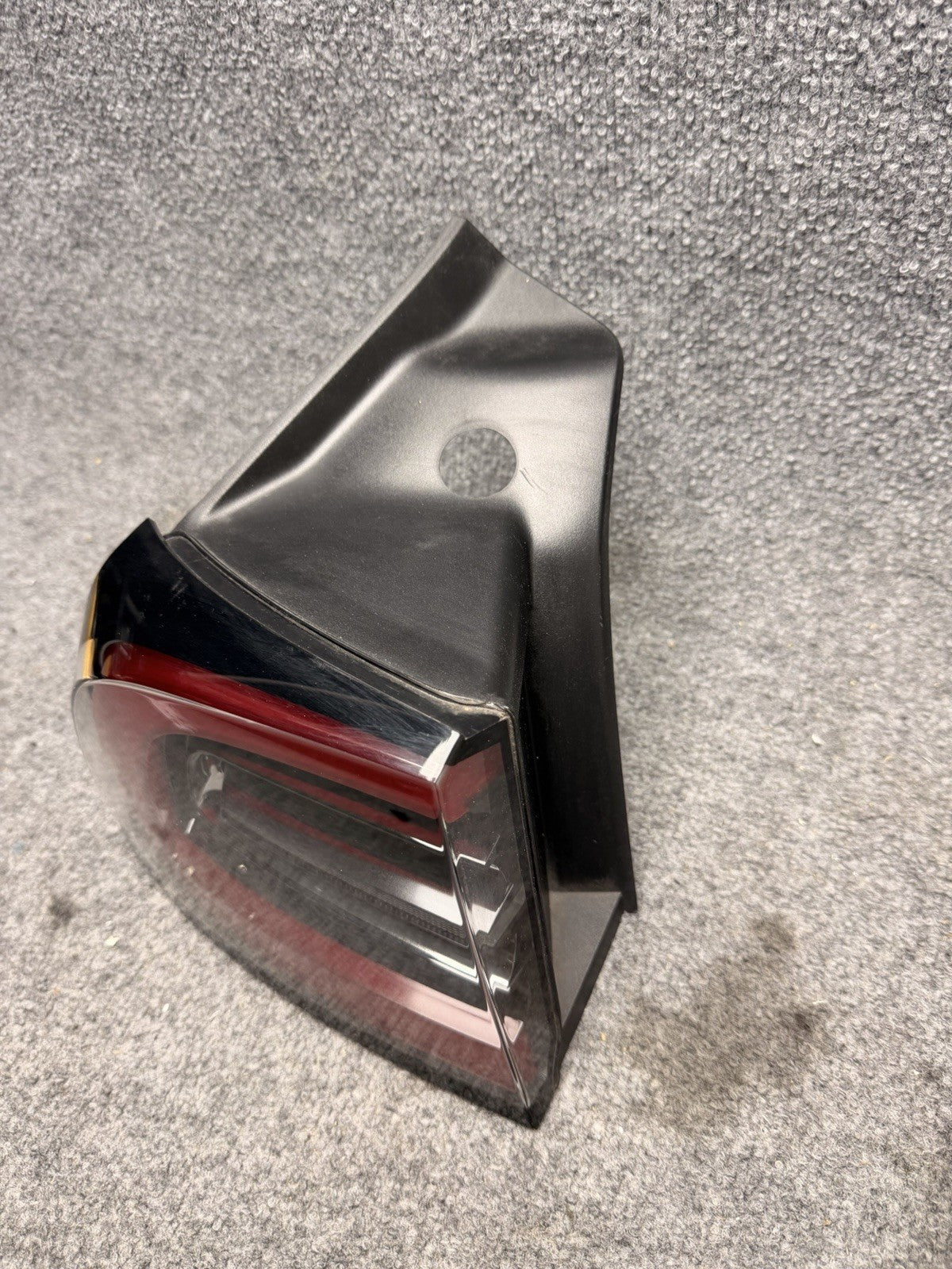 2020 - 2024 TESLA MODEL Y REAR LEFT DRIVER OUTER TAIL LIGHT OEM 1502086-00-D