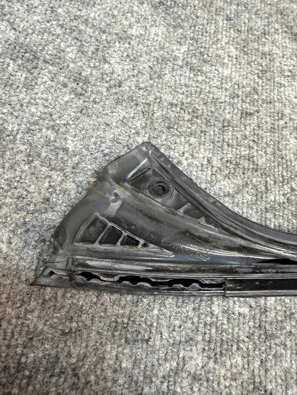 2020-2024 TESLA MODEL Y FRONT LEFT SIDE BODY HEADER RUBBER SEAL OEM,1497677-00-C