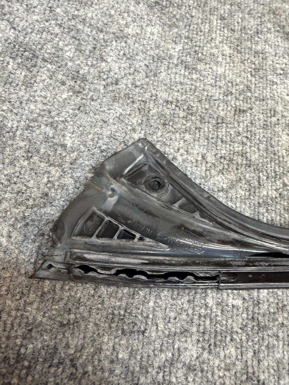 2020-2024 TESLA MODEL Y FRONT LEFT SIDE BODY HEADER RUBBER SEAL OEM,1497677-00-C