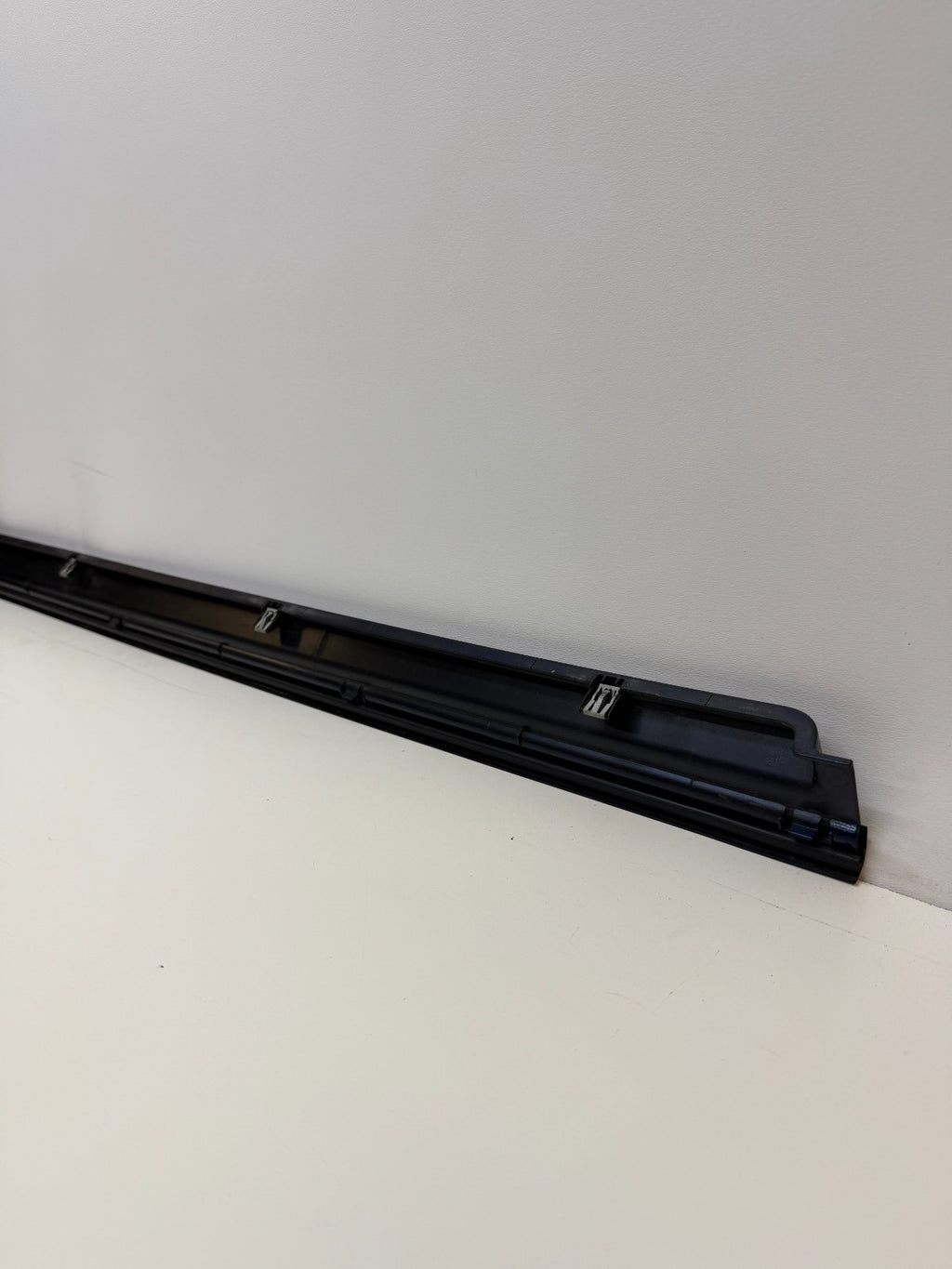 12-20 Tesla Model S Right Pasenger Rocker Panel Scuff Plate Molding 1012217-00-G