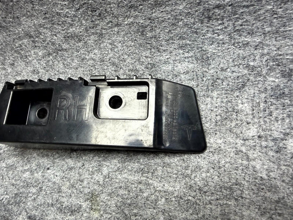 ♦️2017 - 2023 TESLA MODEL 3 RIGHT SIDE BUMPER BRACKET PLASTIC OEM, 1083993-00-D