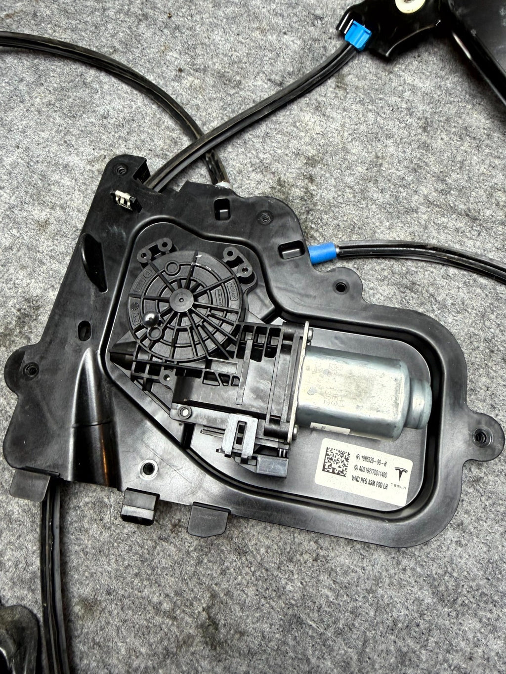 ♦️2017-2023 TESLA MODEL 3 FRONT LEFT WINDOW REGULATOR W/ MOTOR OEM, 1096620-99-H