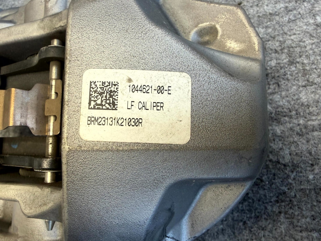 ♦️17-23 TESLA MODEL 3 FRONT LEFT BRAKE CALIPER W/ BRAKE HOSE LINE OEM, 104462100