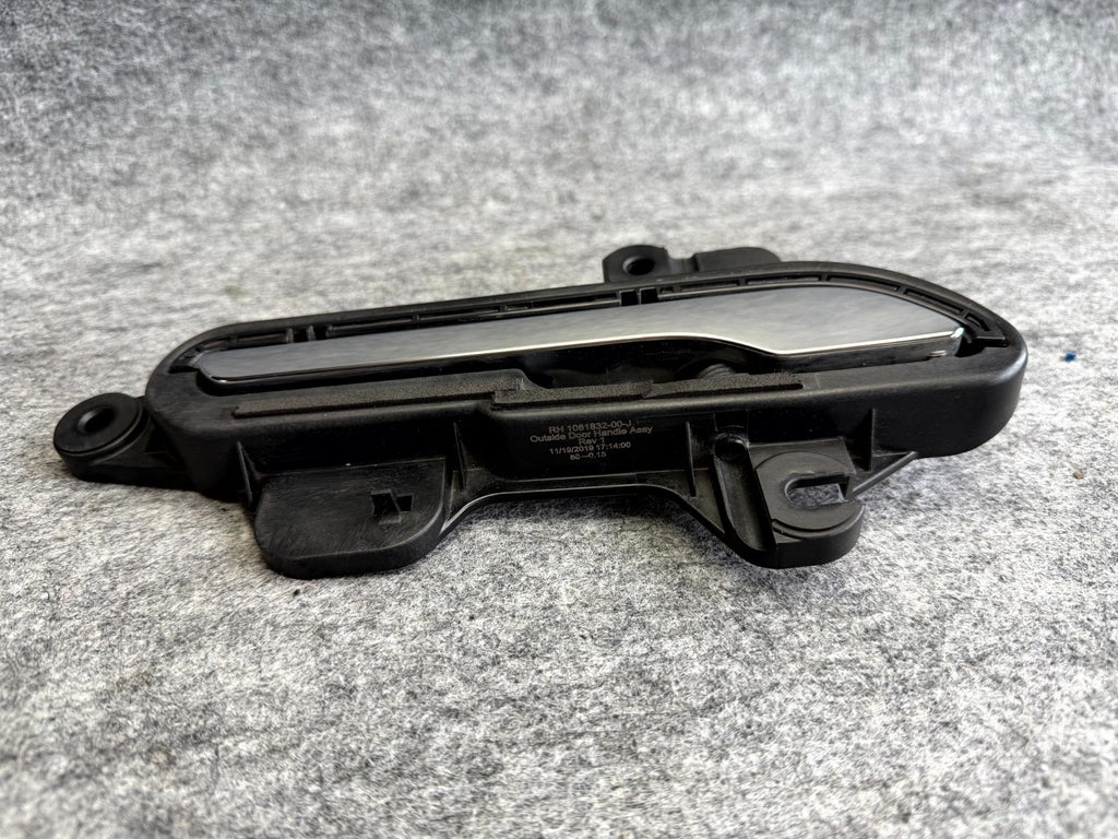 ♦️17–23 TESLA MODEL 3 FRONT/REAR RIGHT SIDE OUTER DOOR HANDLE OEM, 1081832-00-J