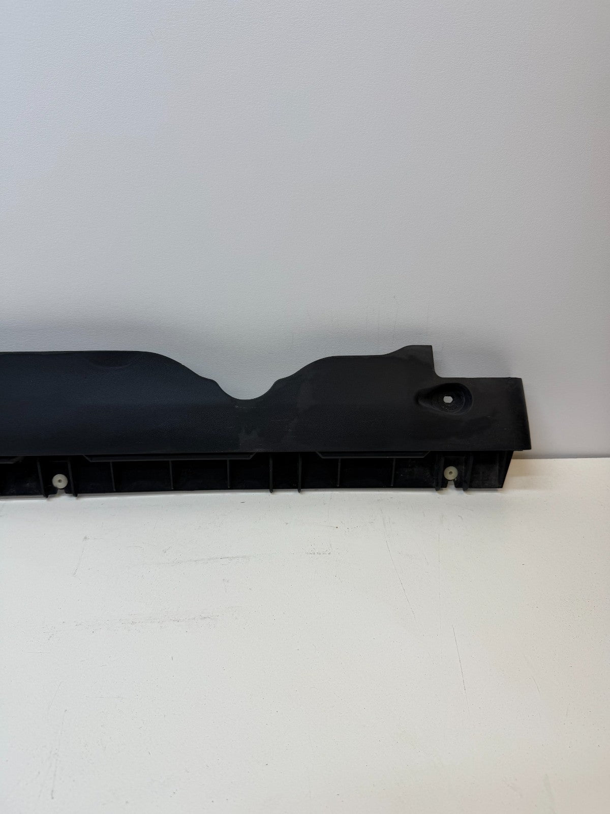 20-24 TESLA MODEL Y LEFT SIDE SKIRT ROCKER PANEL MOLDING CARRIER BRACKET
