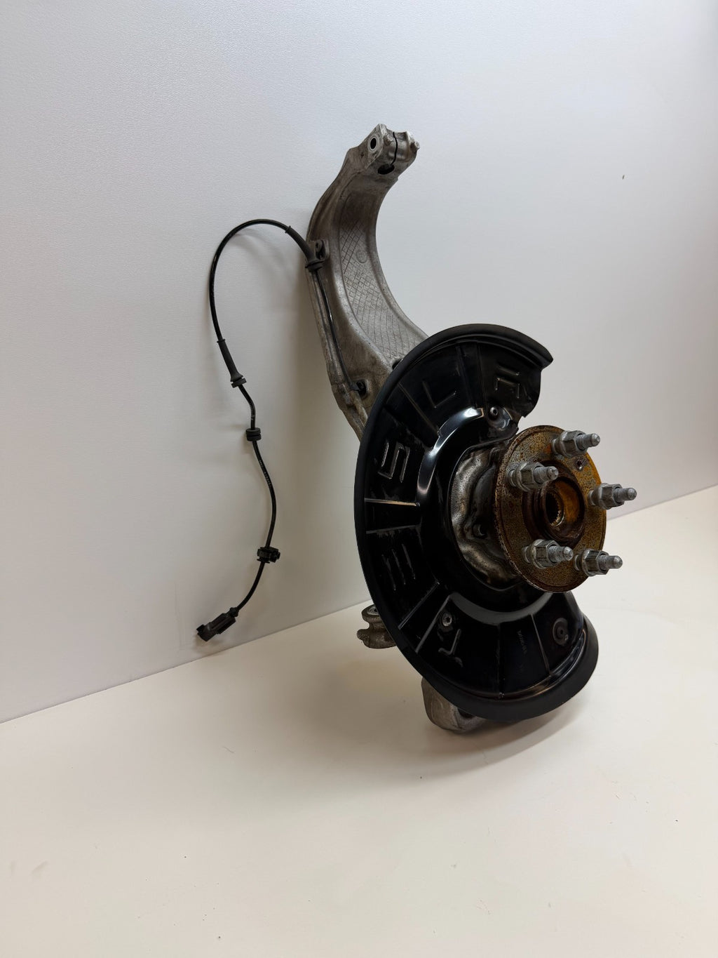 2012-21 TESLA MODEL S FRONT LEFT DRIVER SIDE SPINDLE KNUCKLE HUB 1030605-00-D
